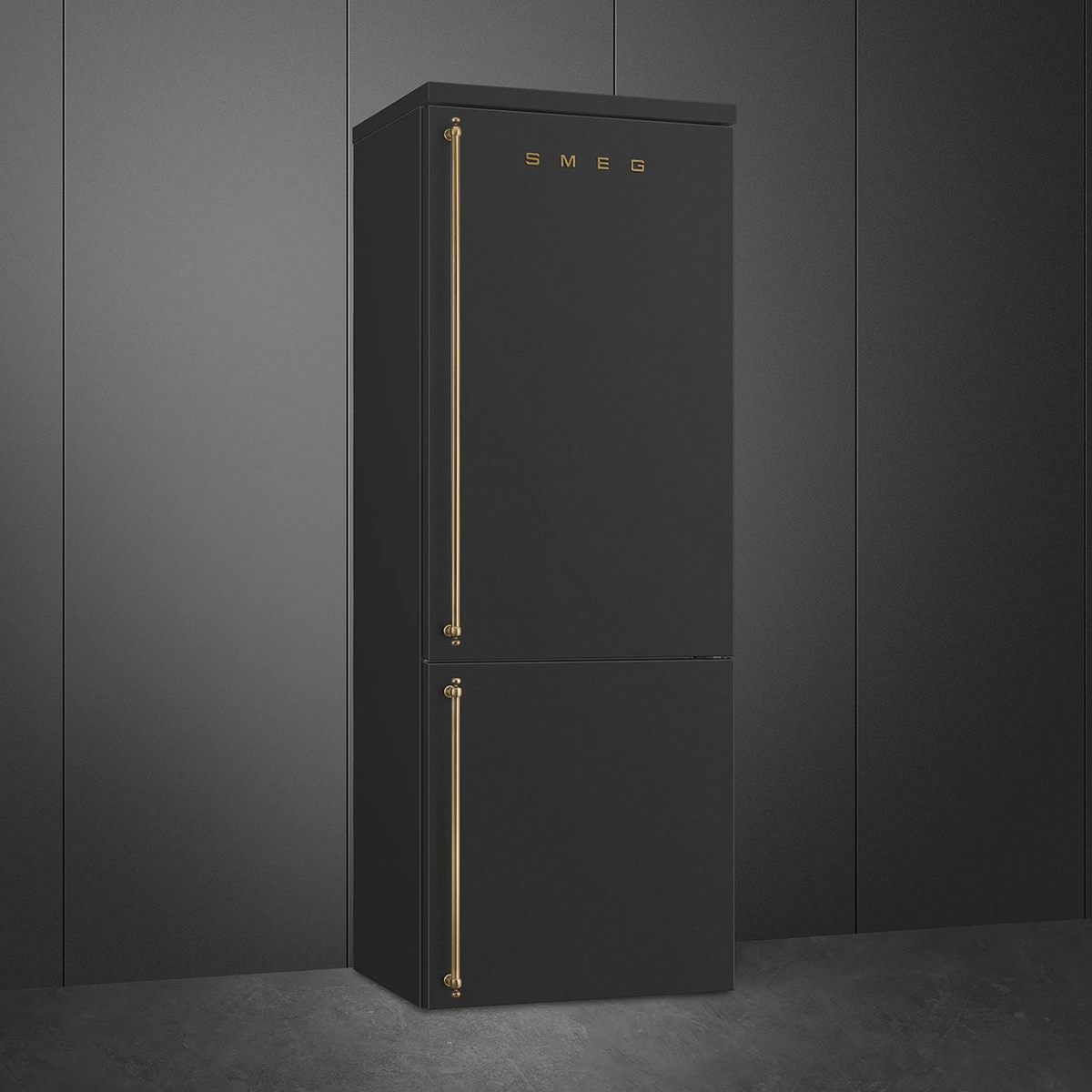 Frigorífico SMEG negro. Diseño de dos puertas, detalles dorados, colocado sobre fondo gris oscuro.