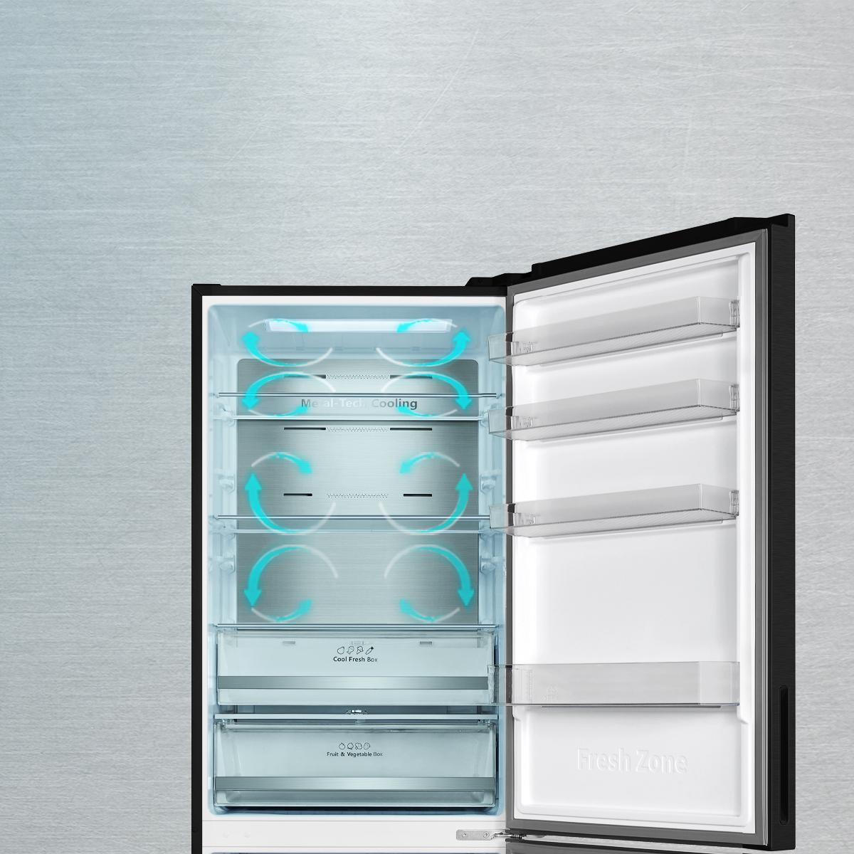 Interno del frigorifero con porta aperta, che mostra ripiani, cassetti e sistema.