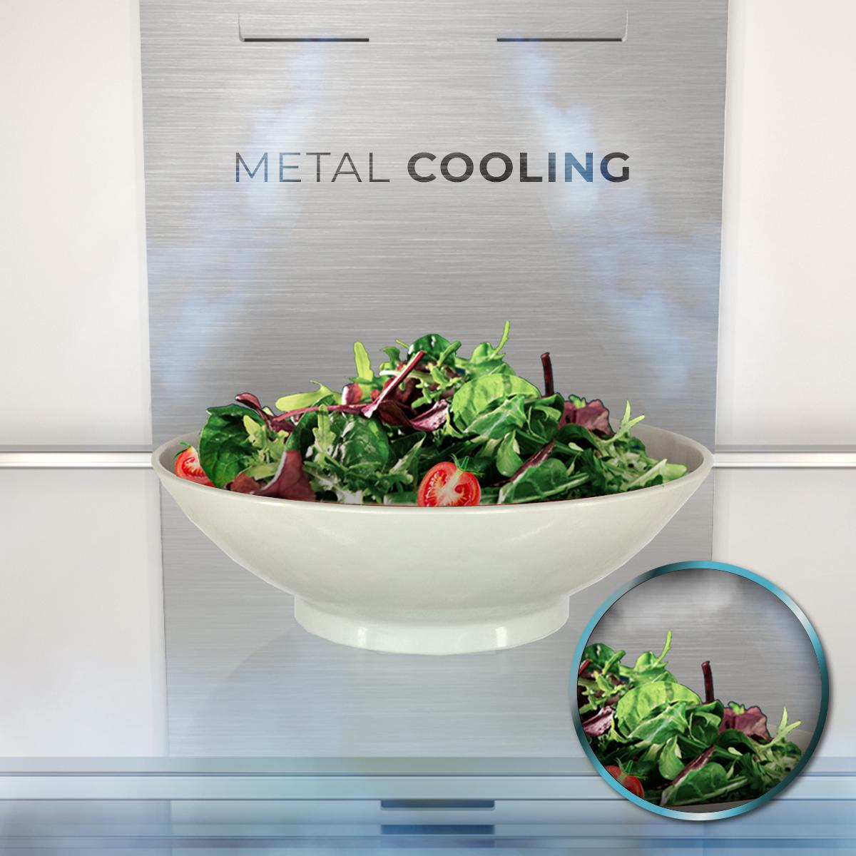Insalata in una ciotola all'interno di un frigorifero. Piastra metallica e testo 'METAL COOLING' visibili.
