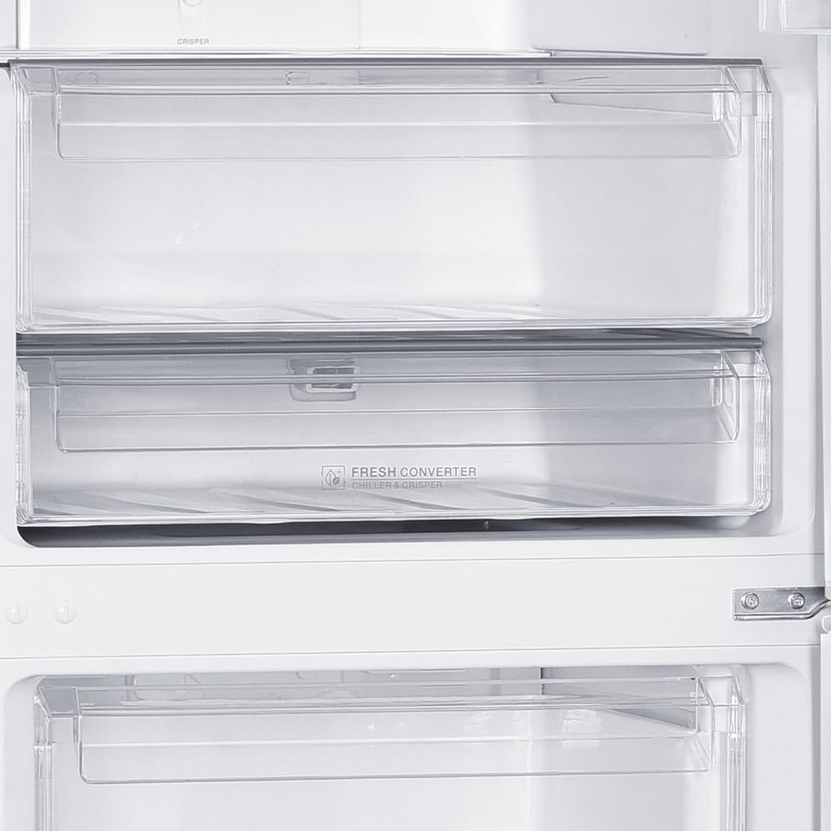 Primer plano del interior de un refrigerador. Cajones y estantes claros.