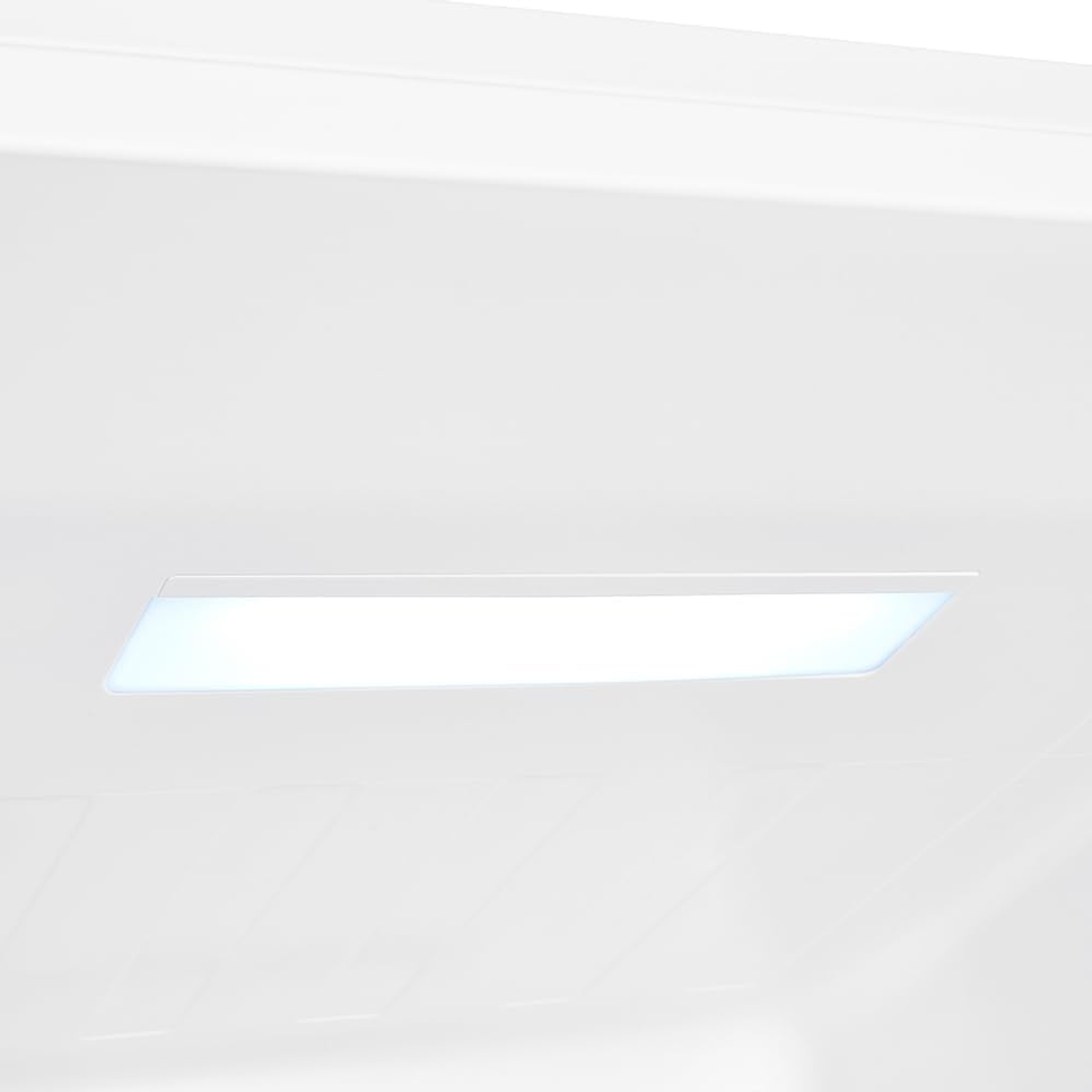 Primer plano de una lámpara rectangular blanca en un techo blanco.