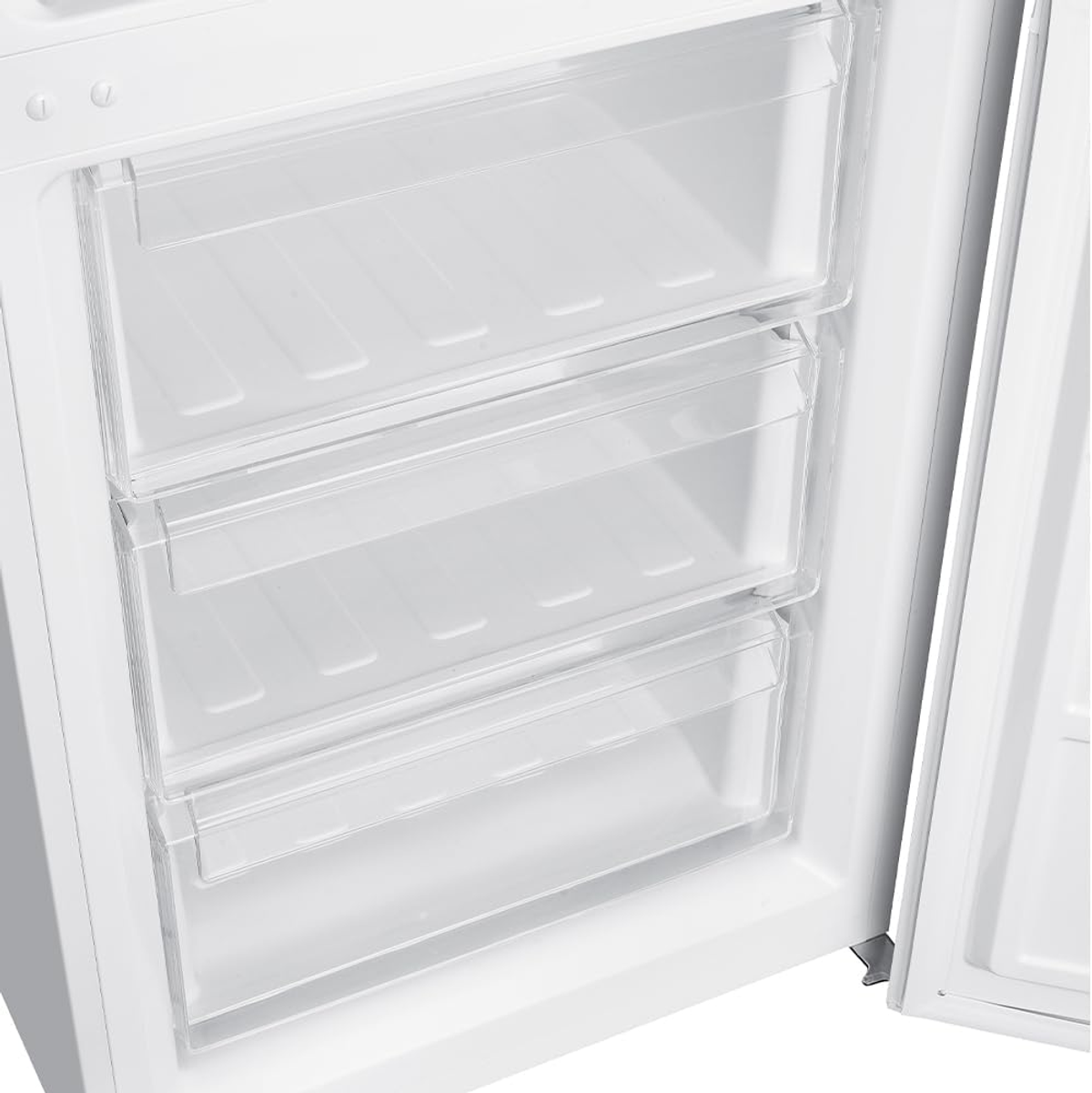 Primer plano de tres cajones transparentes dentro de un refrigerador blanco.