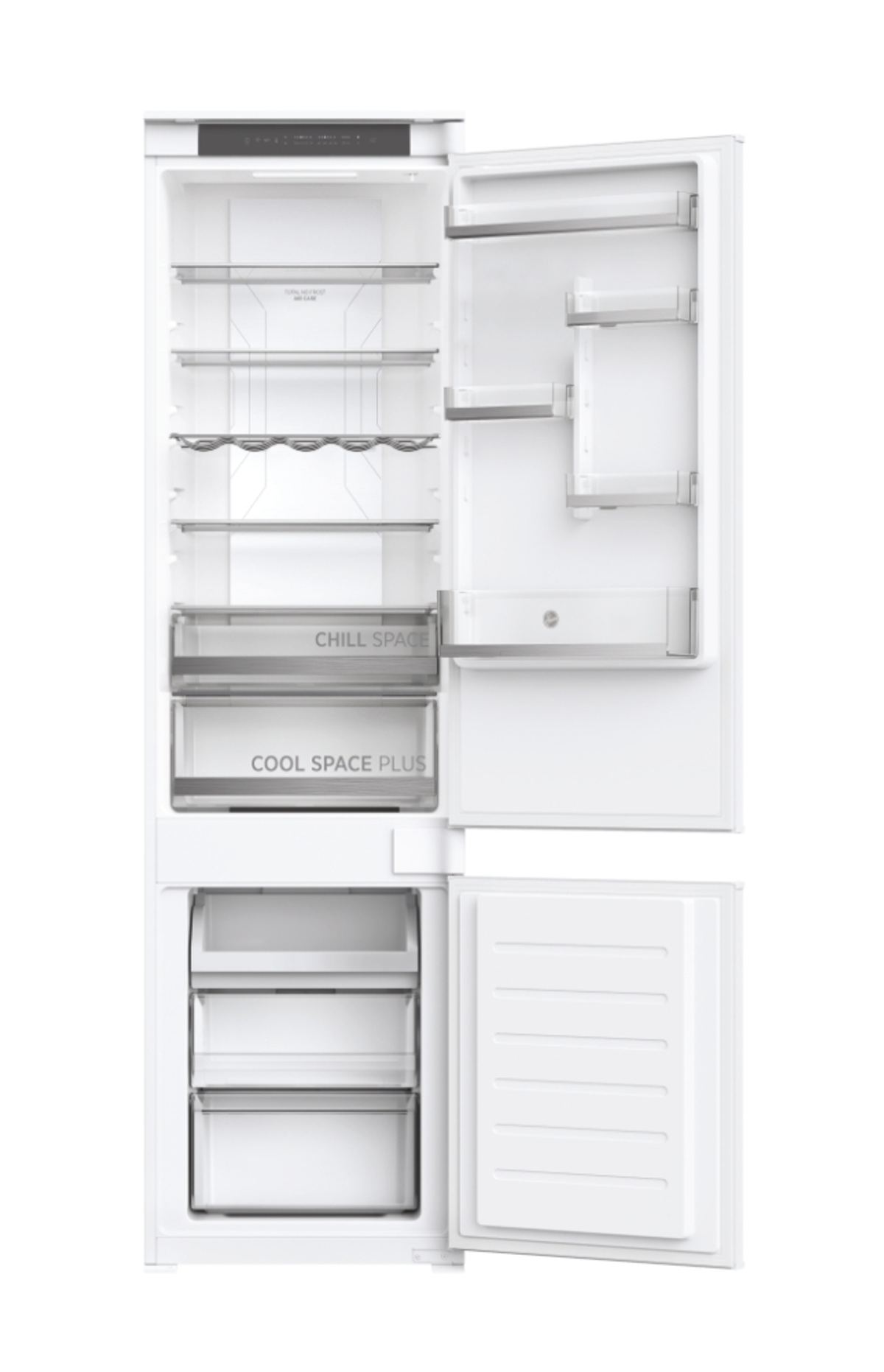 Frigorifero bianco aperto che mostra ripiani, cassetti e interni. Anche la porta del congelatore è aperta.