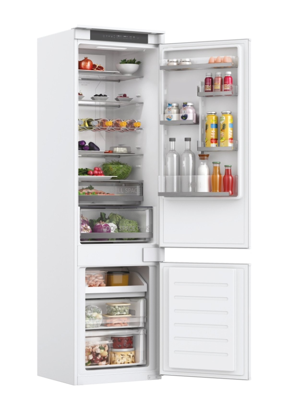 Frigorifero bianco aperto. Interno con ripiani e vari alimenti. Illuminazione intensa, isolato su bianco.