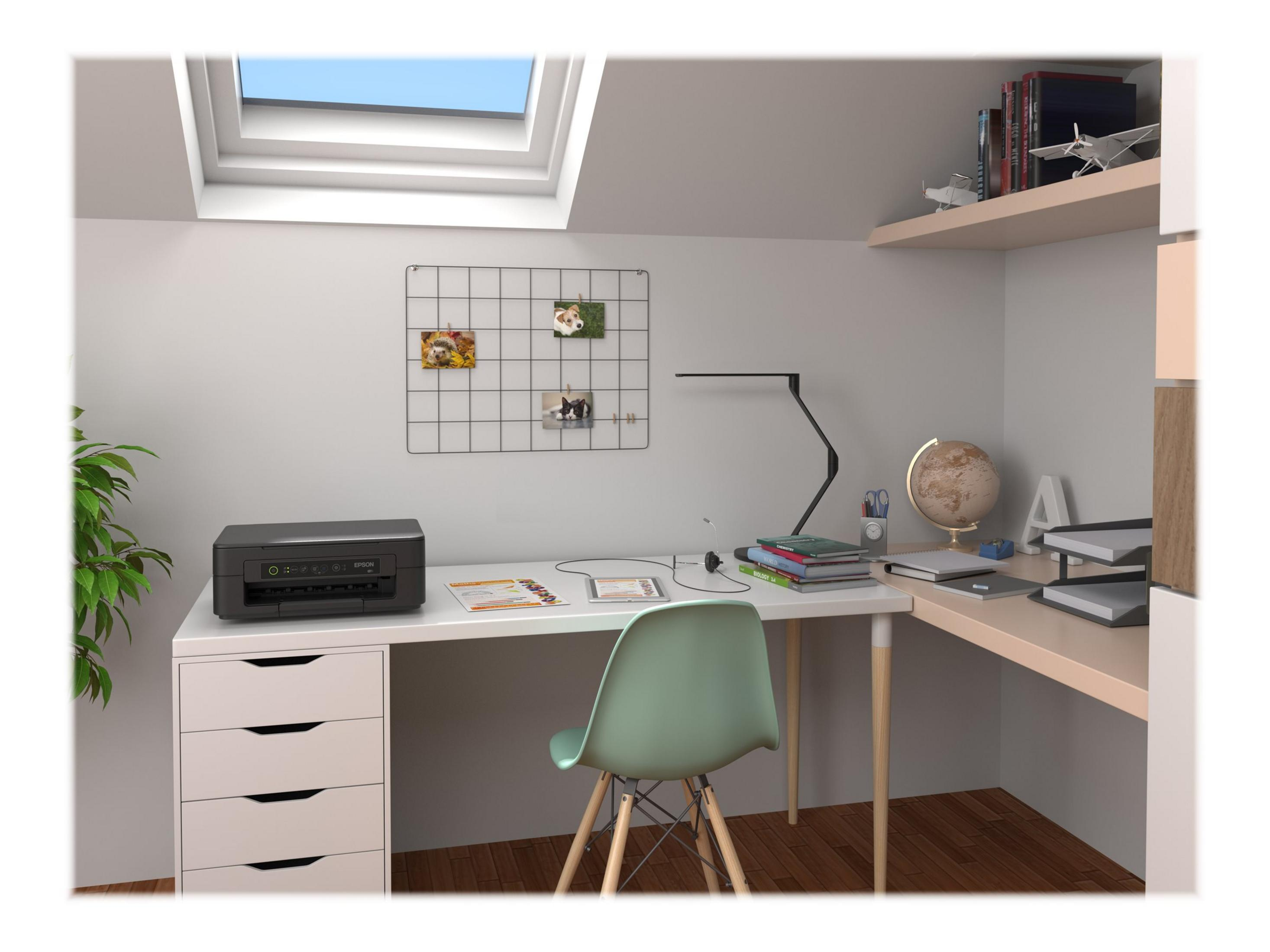 Biurko w domowym biurze z drukarką, krzesłem, lampą, książkami i globusem. Okno nad nim.