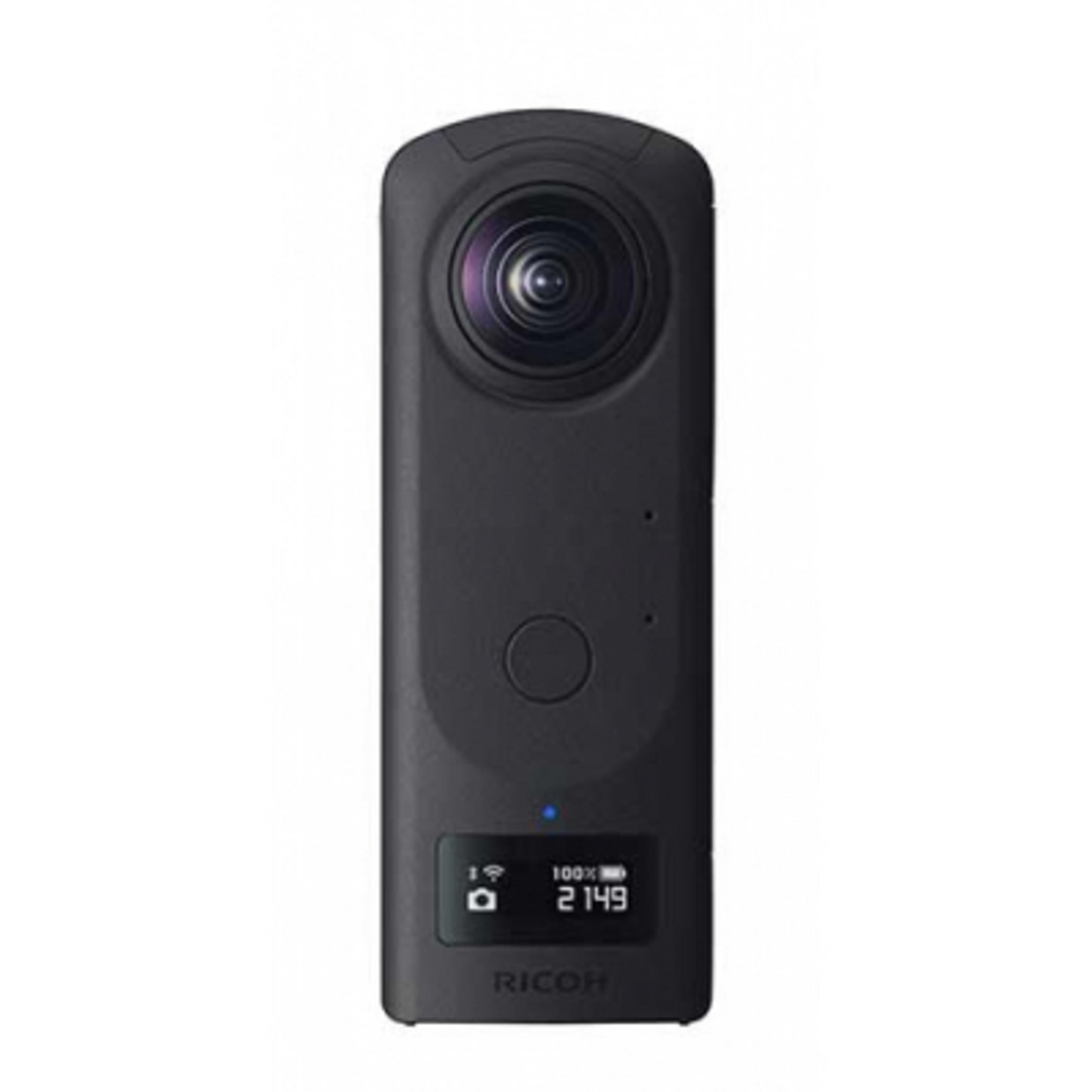Cámara 360 grados negra con una sola lente, una pantalla y el logo RICOH.