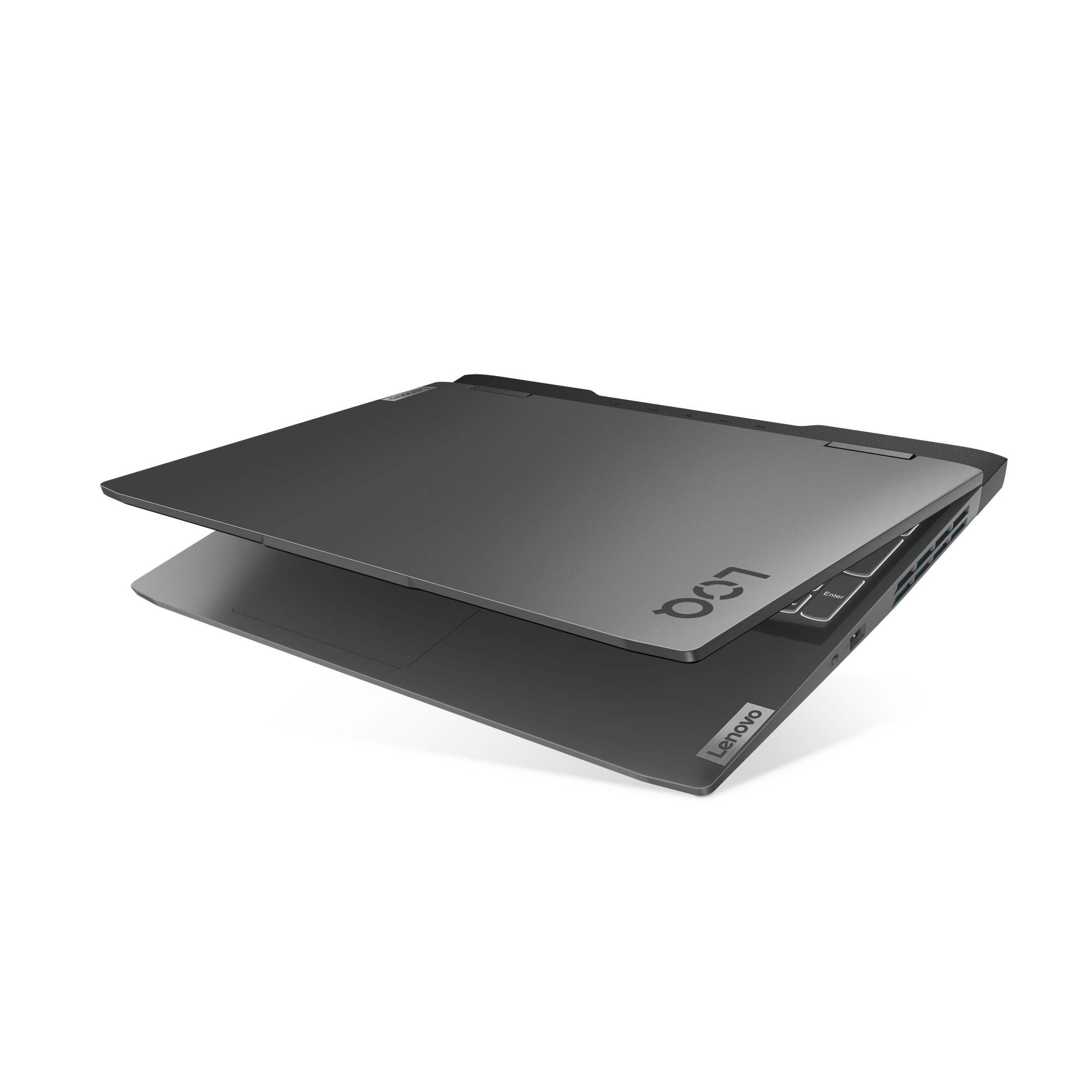 Laptop geöffnet, die Abdeckung zeigt das Lenovo-Logo, auf hellem Hintergrund.