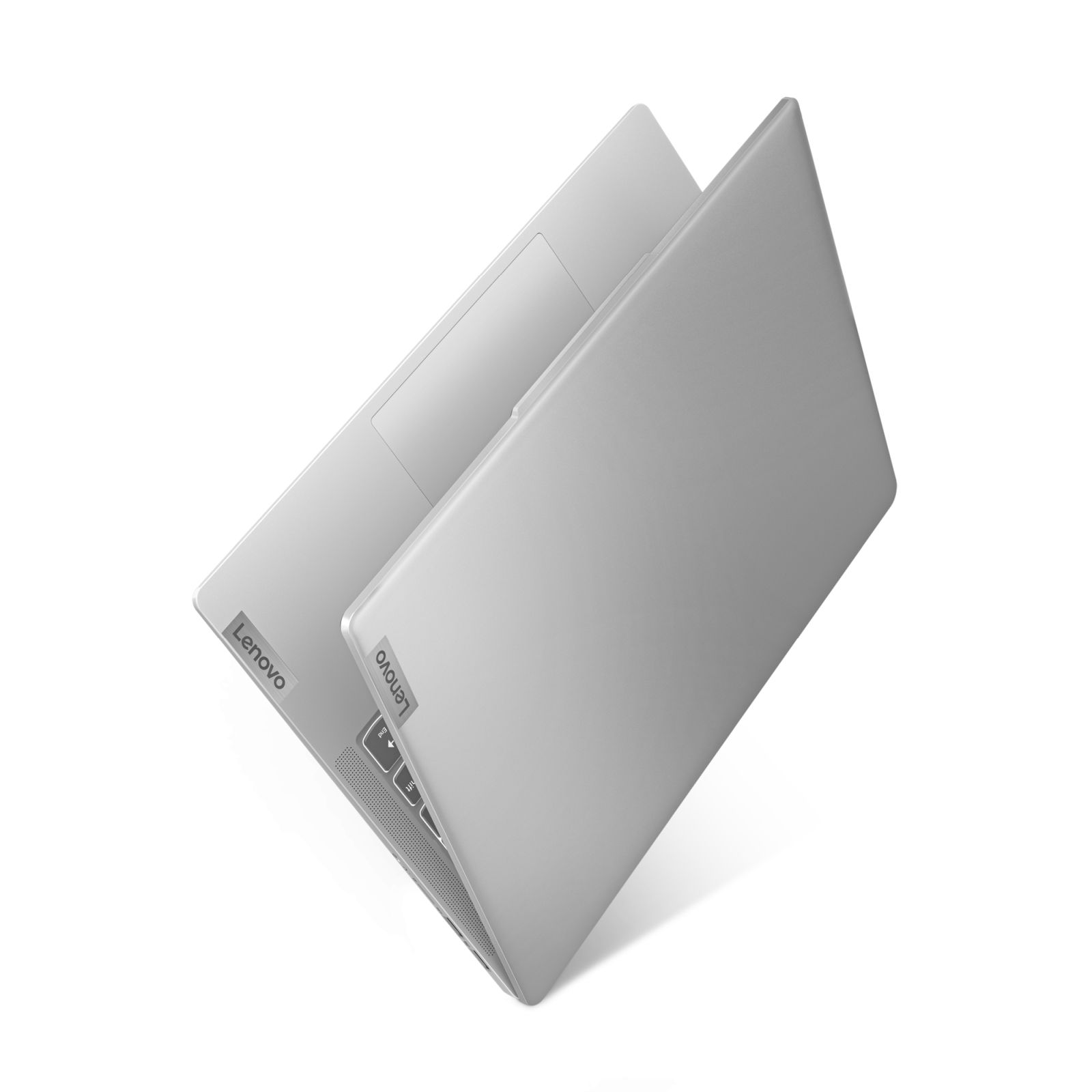 Silberner Lenovo-Laptop, angewinkelt geöffnet. Lenovo-Logo sichtbar. Weißer Hintergrund.