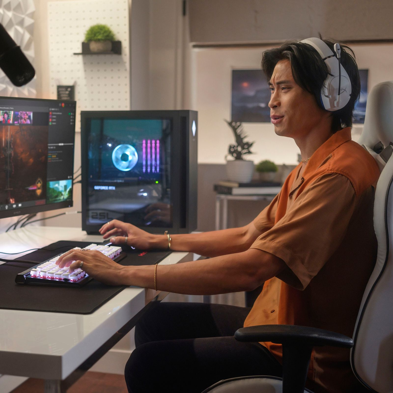 Gracz używa klawiatury. Komputer ze światłami. Słuchawki na uszach. Otoczenie pokoju.