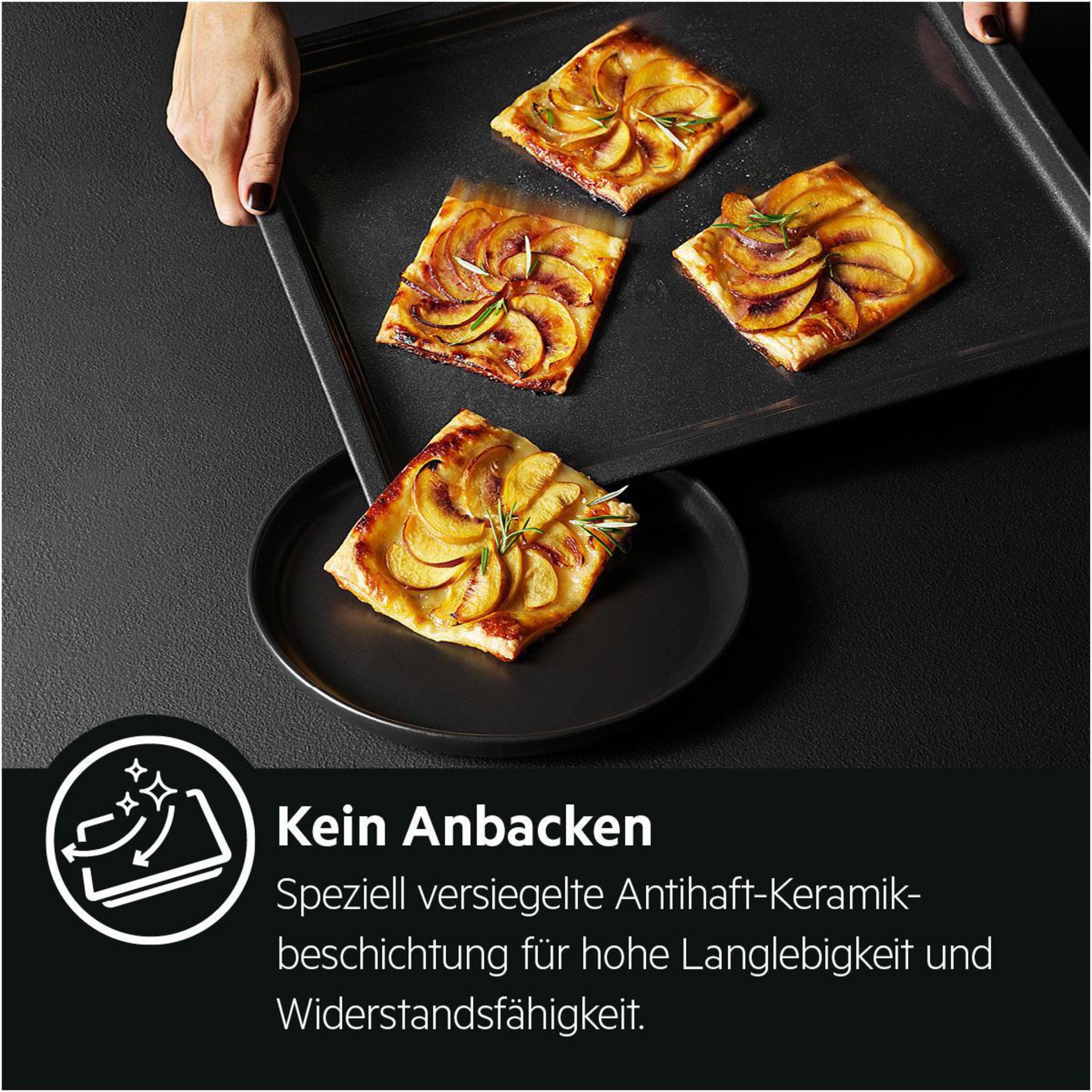 Eine Person hält ein Backblech mit vier Apfeltarte. Der Text lautet: Antihaftbeschichtung, speziell versiegelt.