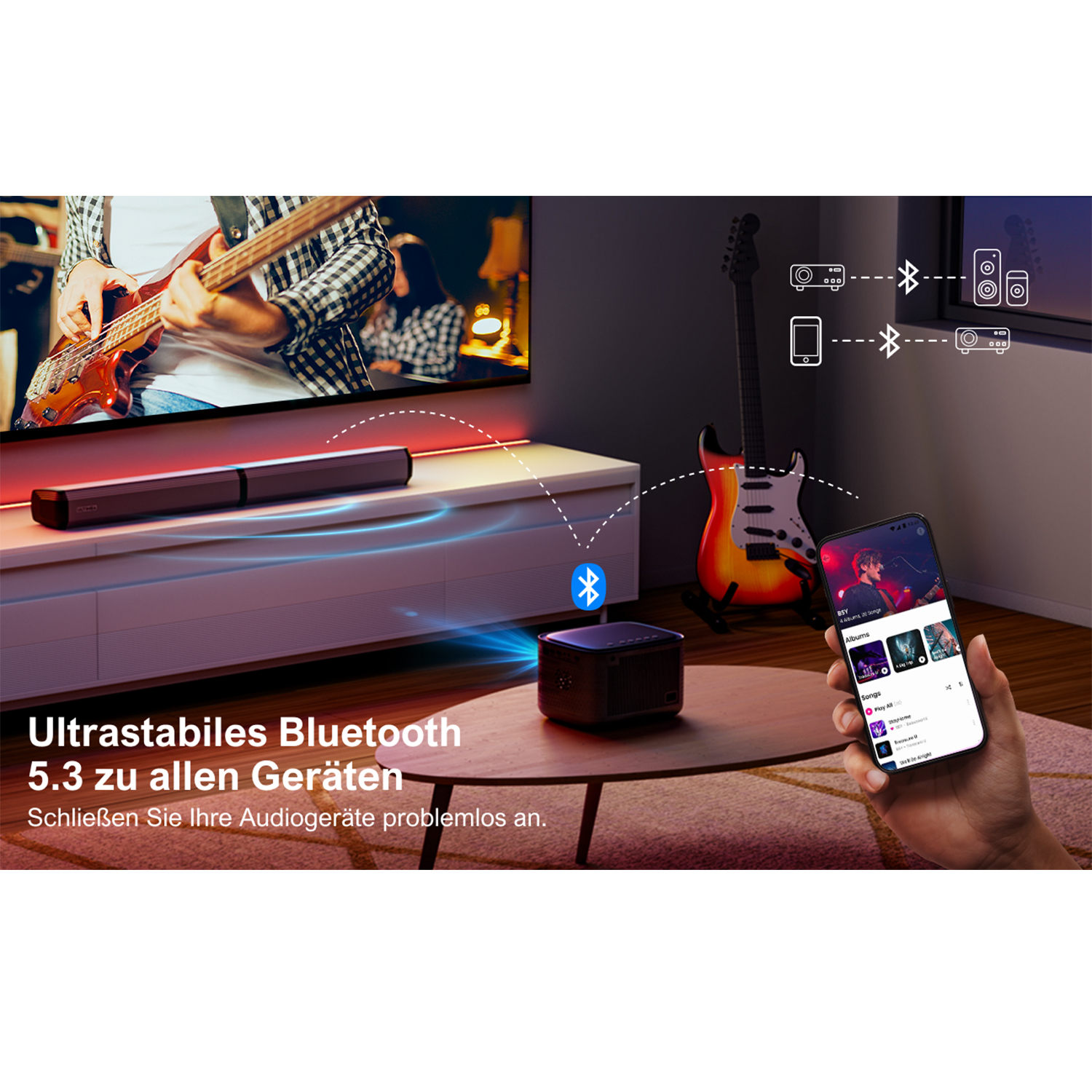 Wohnzimmerszene. Projektor, Soundbar, Gitarre, Telefon über Bluetooth verbunden. Text-Overlay.