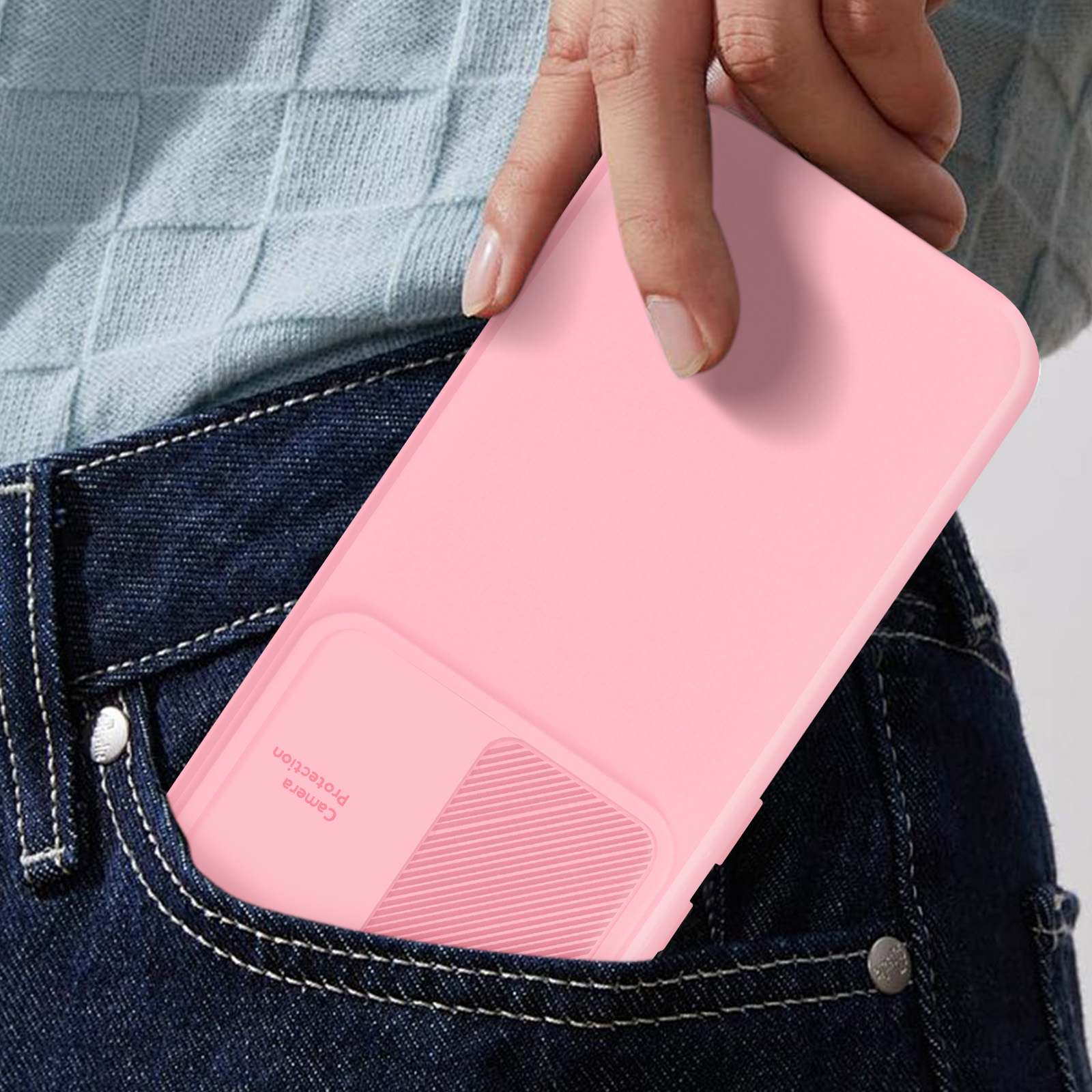 Custodia rosa con protezione fotocamera in tasca di jeans blu.