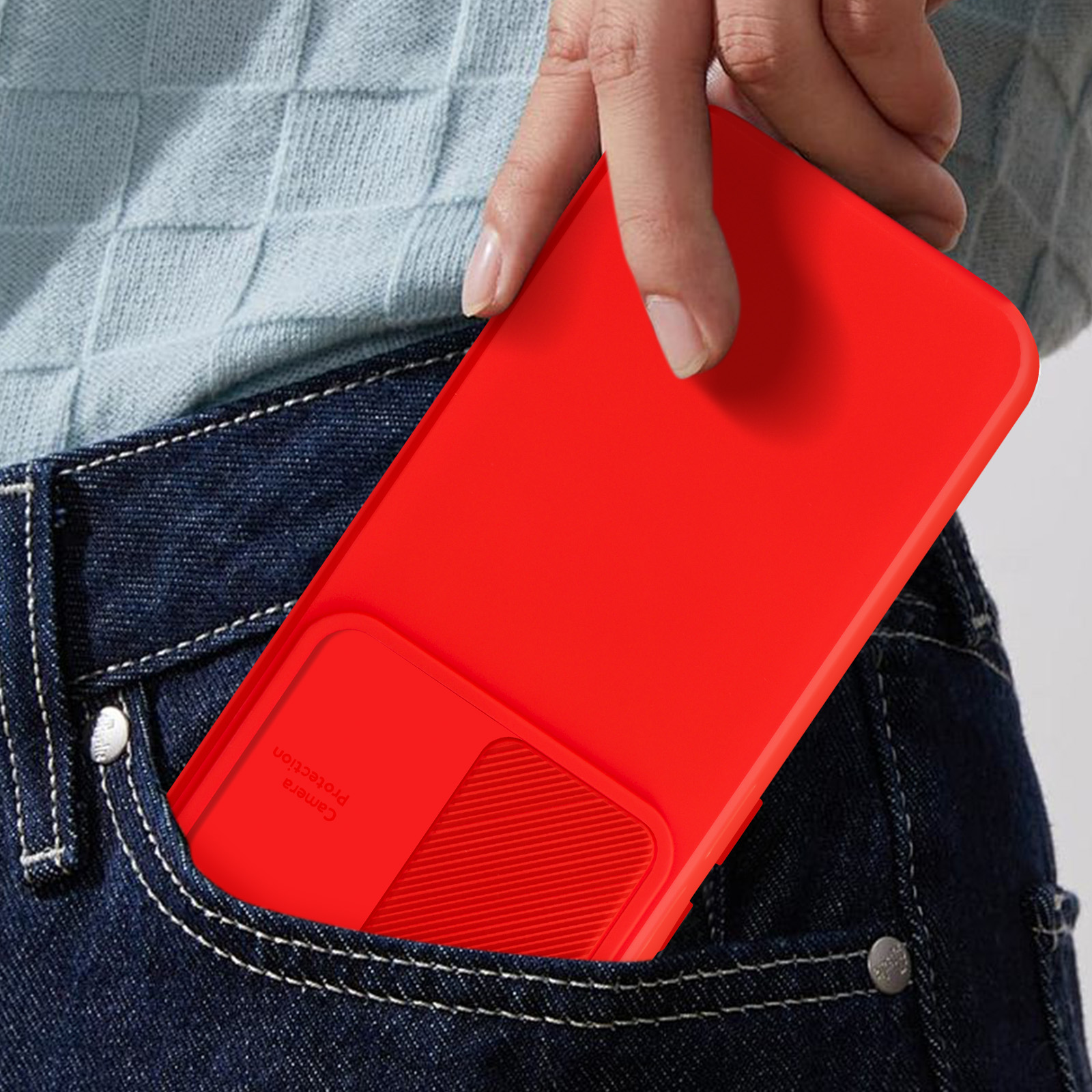 Mano che mette una custodia rossa in una tasca di jeans blu. Custodia parzialmente visibile.