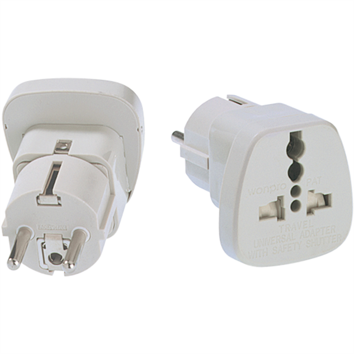 Twee witte universele reisadapters met zichtbare pinnen en contactdozen.