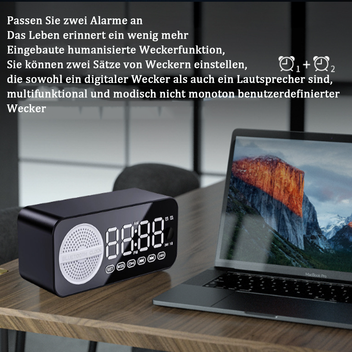 Eine schwarze Digitaluhr auf einem Holztisch, im Hintergrund ein Laptop.