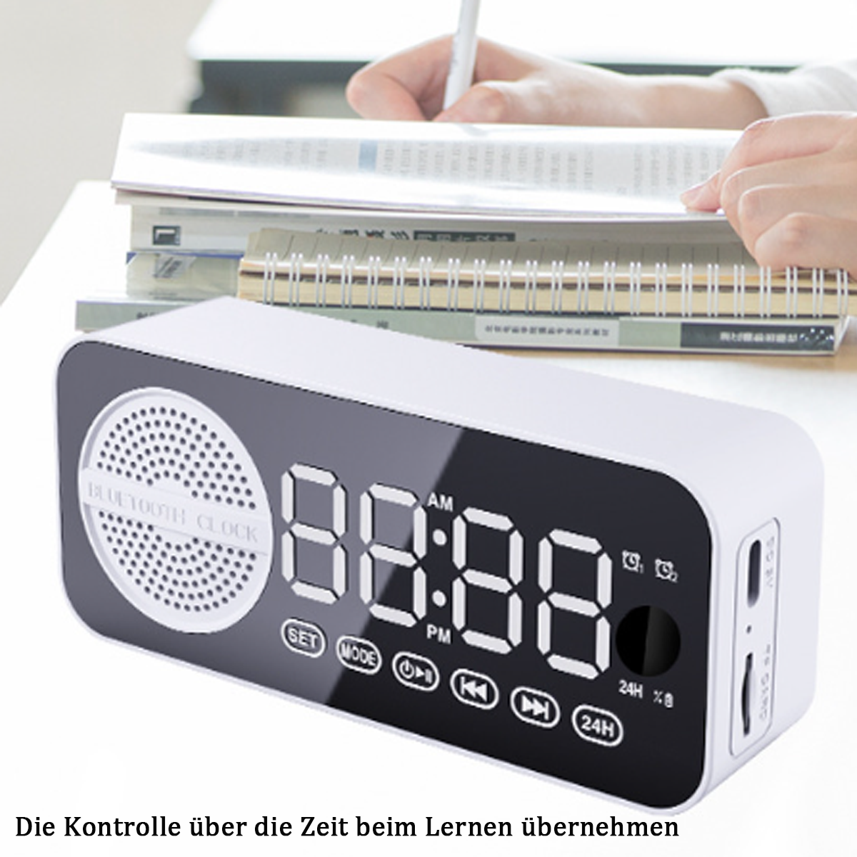 Ein weißes digitales Radiowecker zeigt die Zeit an. Eine Frau ist im Hintergrund.