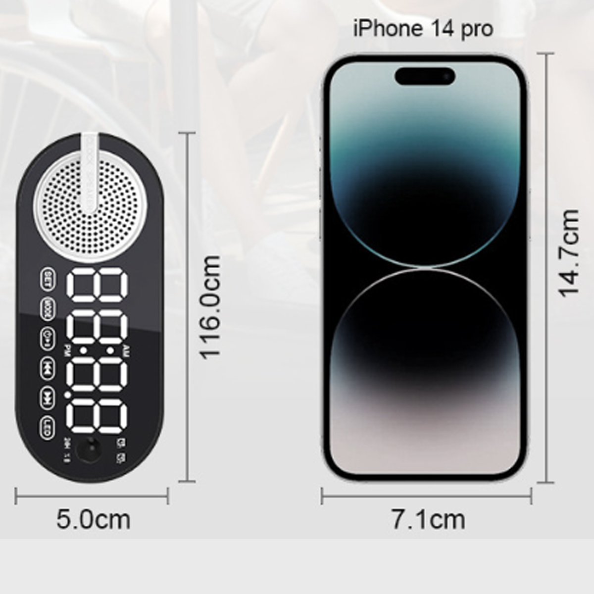 Uhr-Lautsprecher und iPhone 14 Pro nebeneinander. Messungen sind für jedes Gerät angegeben.