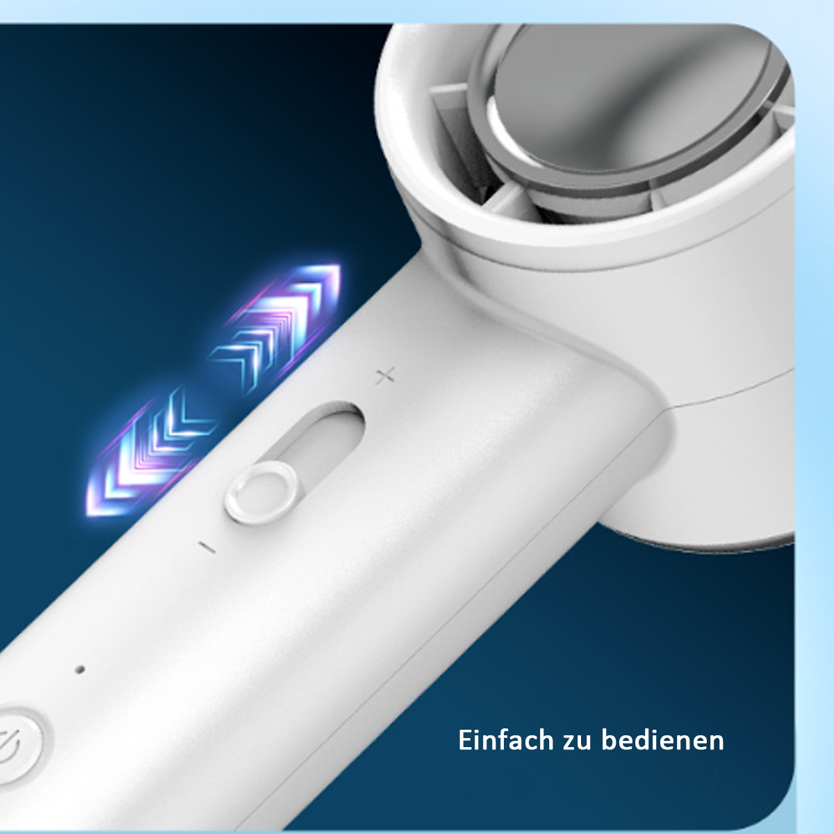 Weißer elektrischer Zahnbürstengriff mit Knopf und Pfeilen, vor blauem Hintergrund.