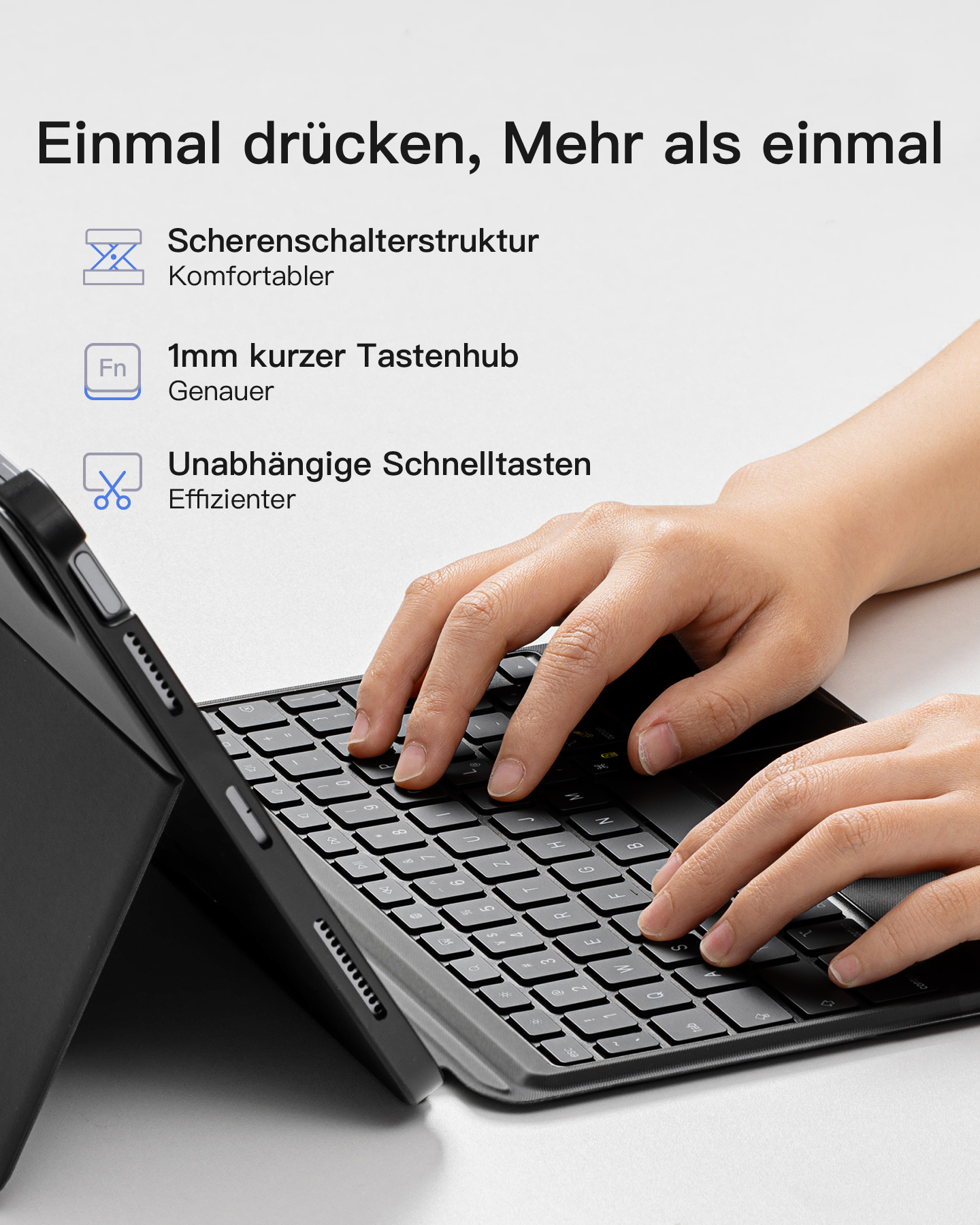 Die Hände einer Person, die auf einer Tastatur tippen, die an ein Tablet angeschlossen ist. Die Tastatur ist schwarz.