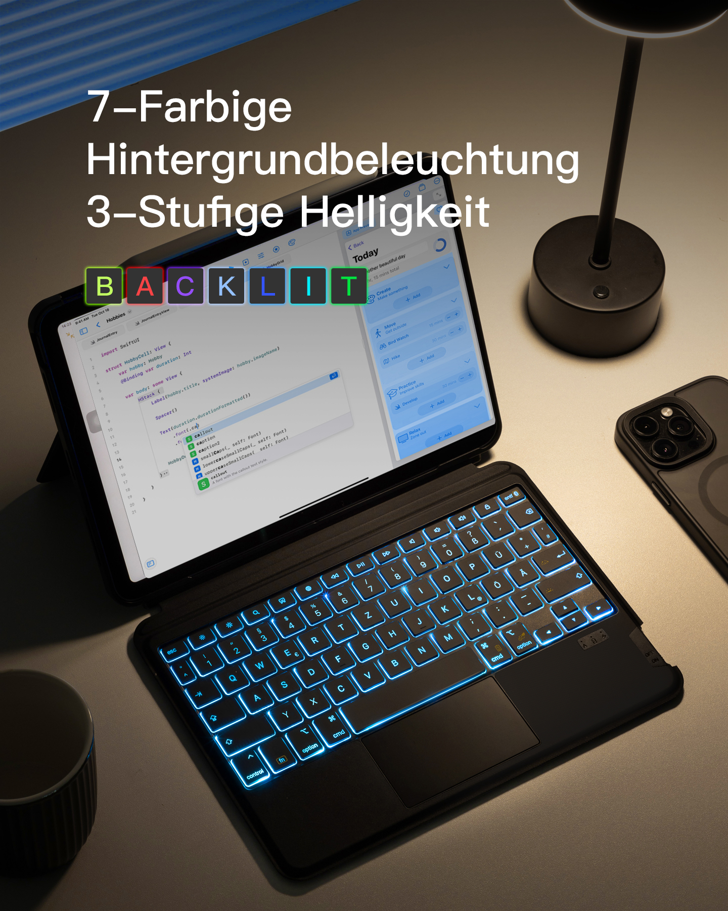 Tablet mit Hintergrundbeleuchtung und Zubehör auf einem Tisch.