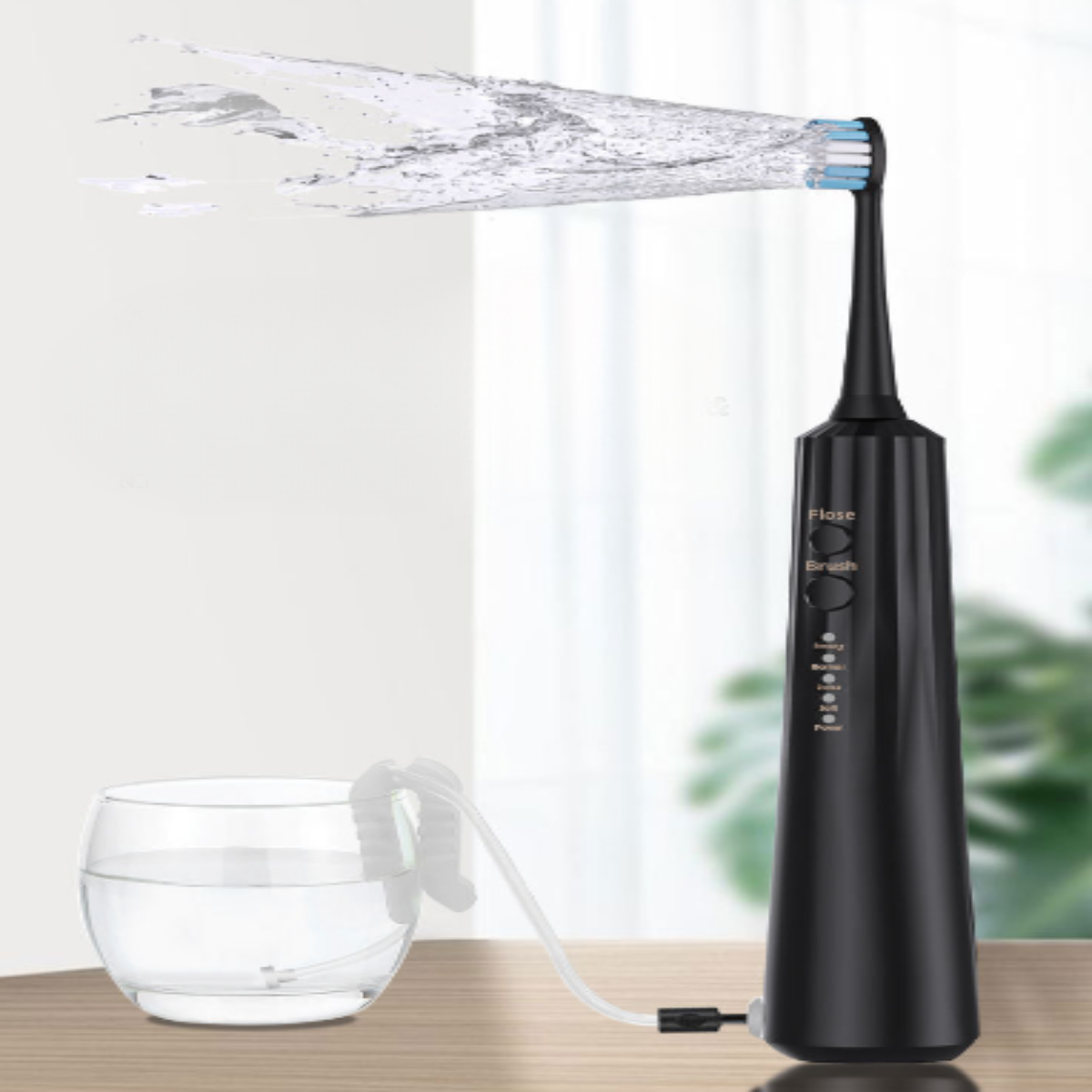 Schwarze und blaue Zahnbürste mit Wasserstrahl, der aus den Borsten spritzt.