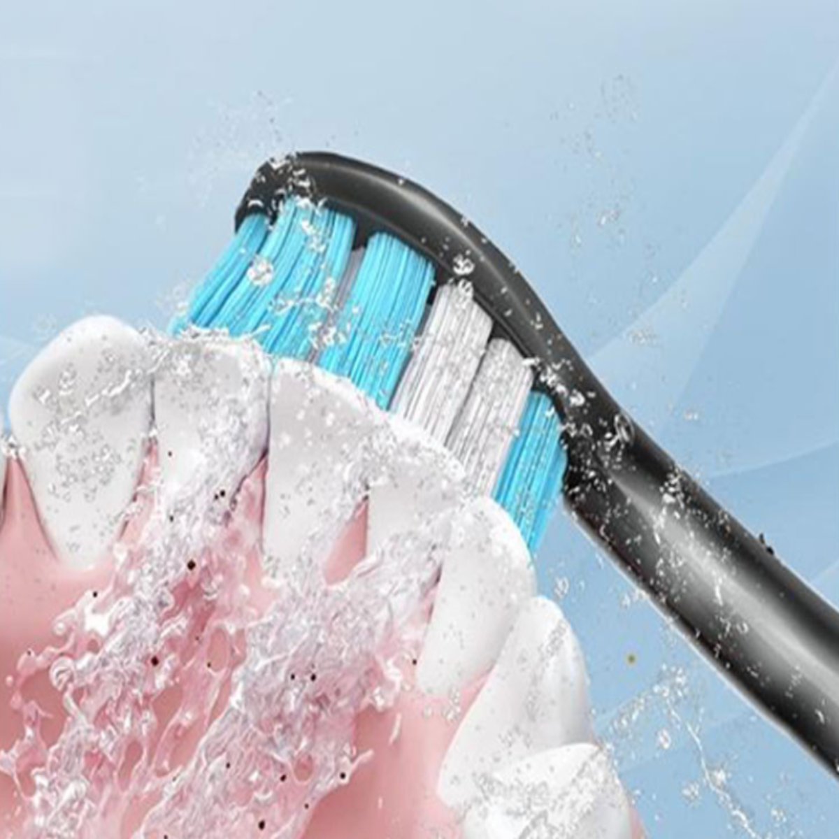 Nahaufnahme einer Zahnbürste, die Zähne mit Wasserspray reinigt.