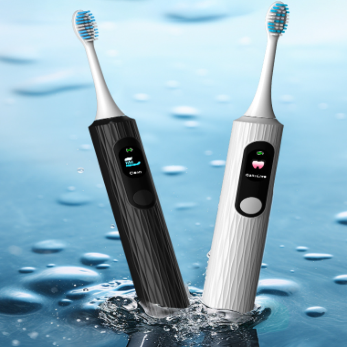 Zwei elektrische Zahnbürsten, schwarz und weiß, mit blauen Borsten. Wasserspritzer um sie herum. Display vorhanden.