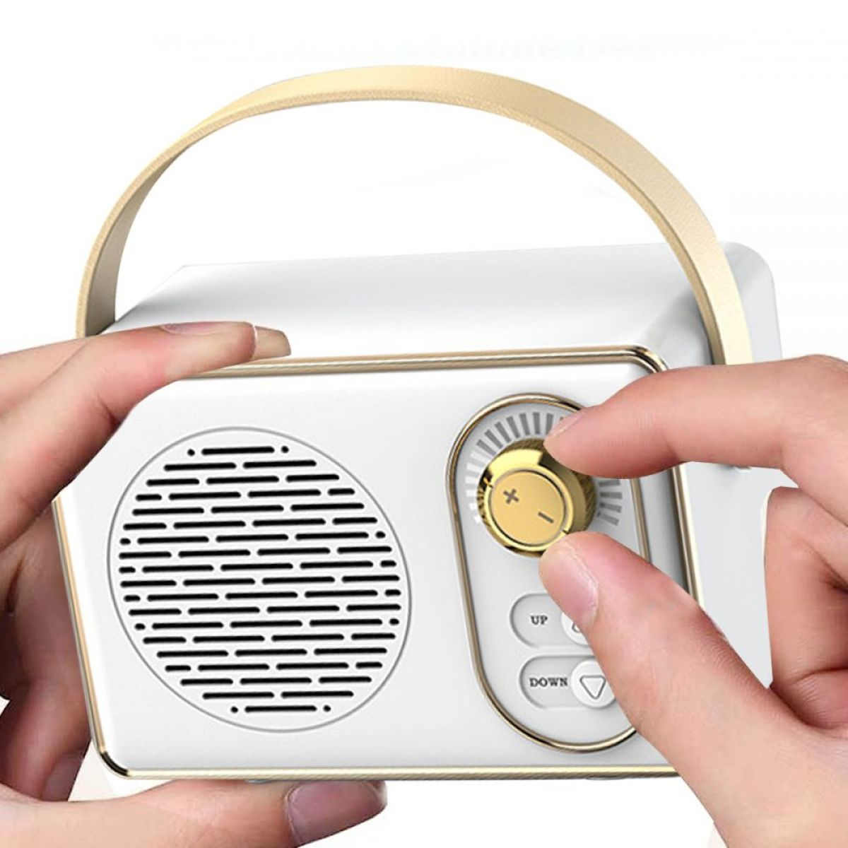 Hände justieren ein weißes und goldenes Retro-Radio. Es hat einen Lautsprecher, Knöpfe und einen Ledergriff.