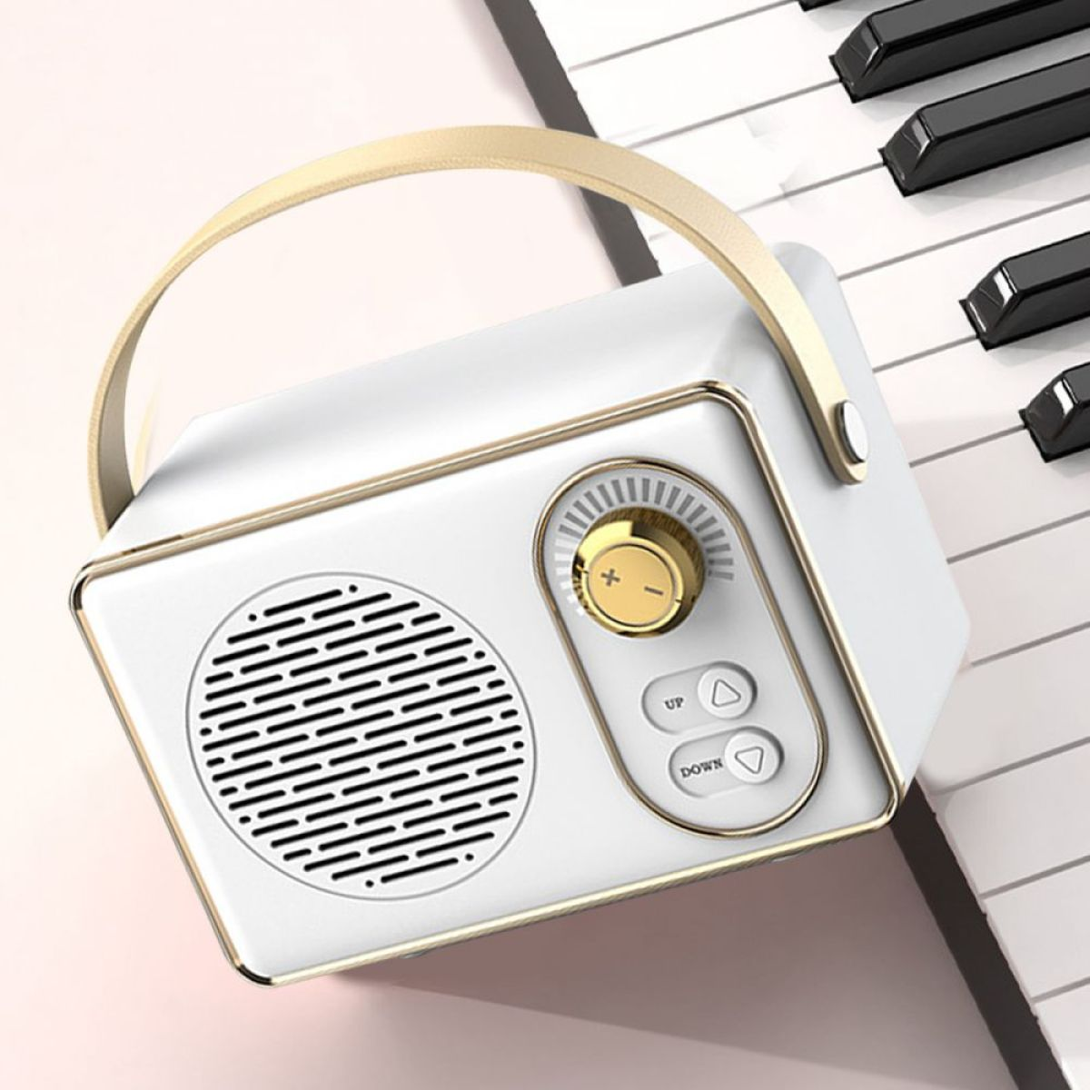 Weißes Retro-Radio mit goldenen Akzenten, Griff und Knöpfen liegt auf Klaviertasten.