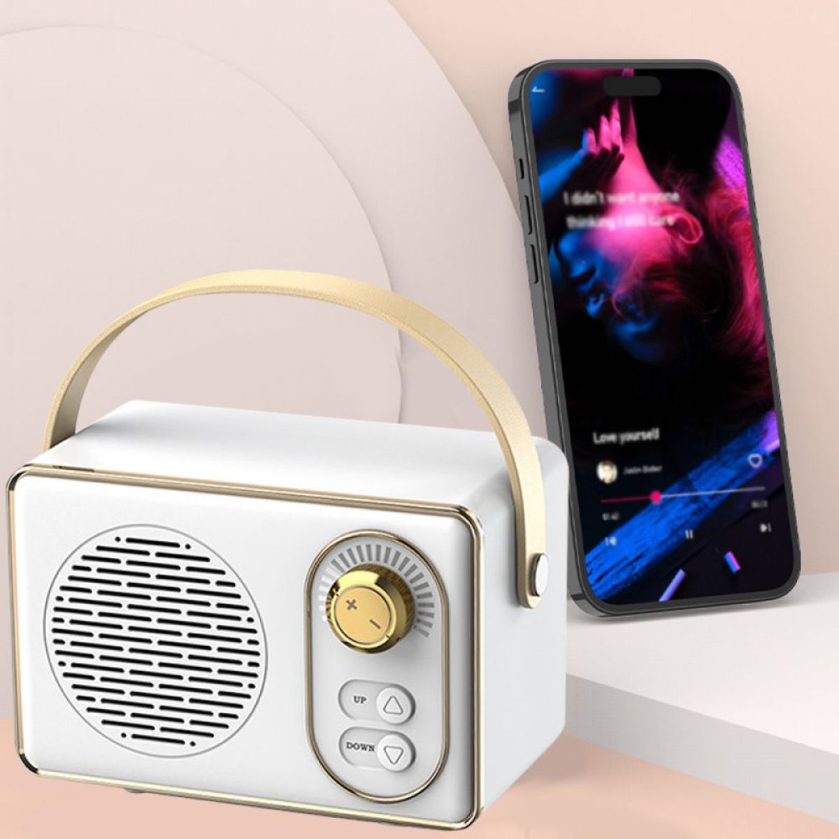 Ein weißer Lautsprecher im Retro-Stil mit Griff, ein Smartphone zeigt Songtexte.
