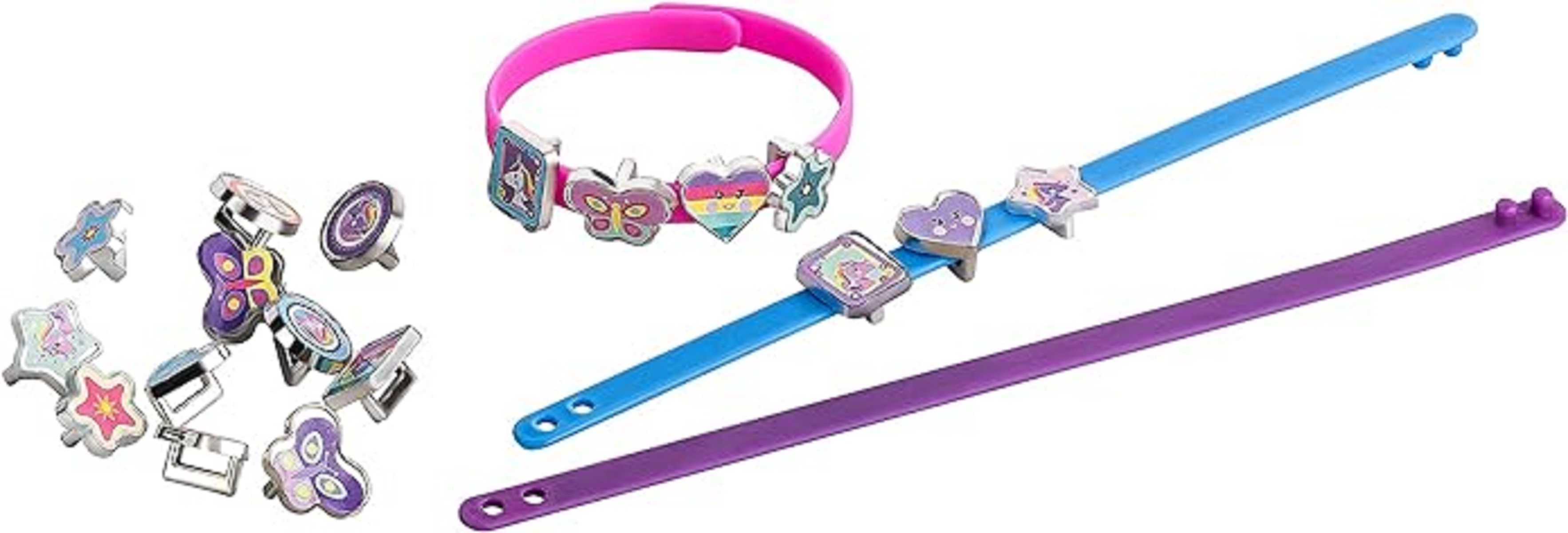 Verschiedene bunte Armbandanhänger und Armbänder. Rosa, blau und lila. Der Hintergrund ist weiß.