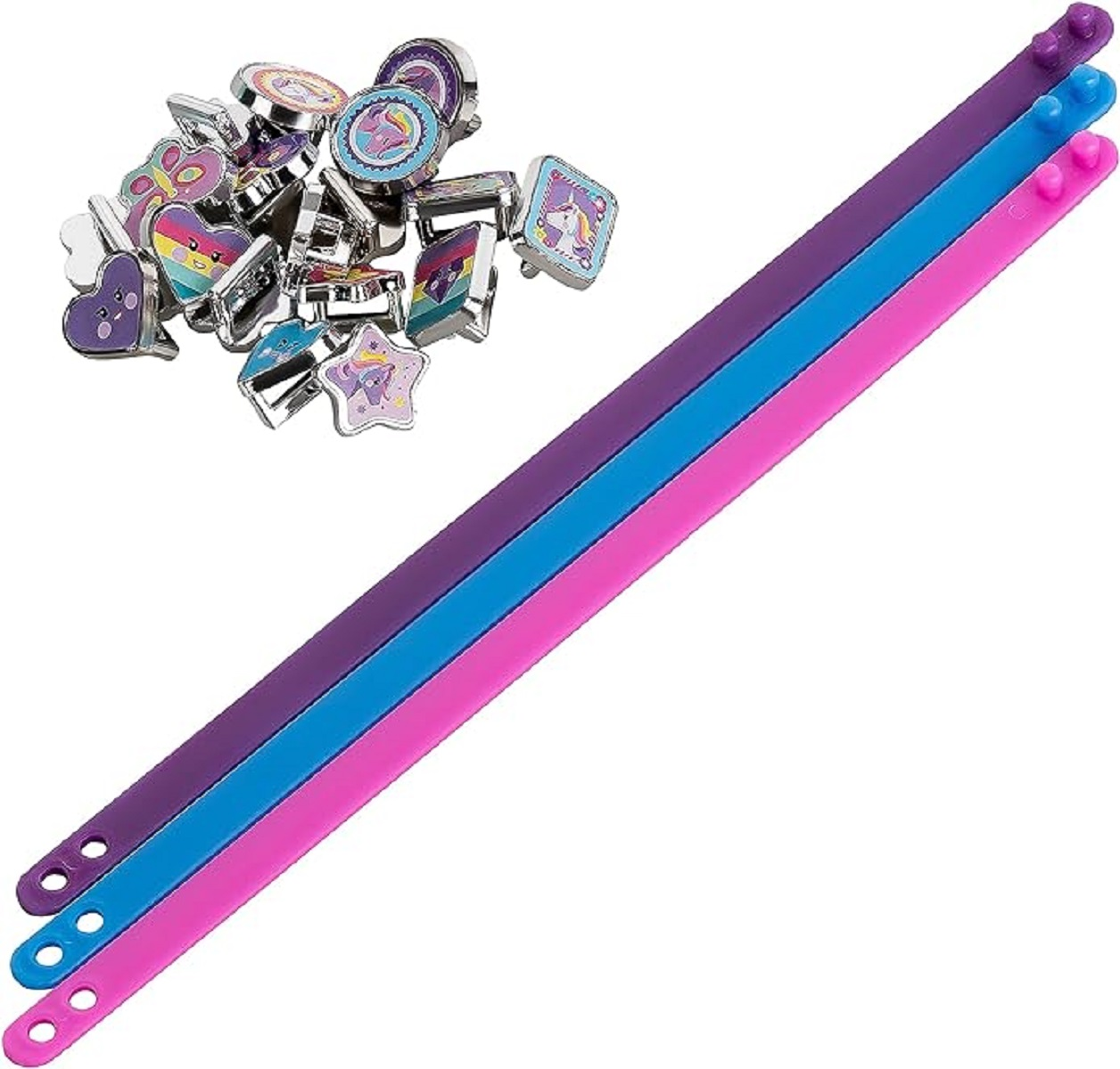 Schmuckanhänger und drei farbige Armbänder. Charms in verschiedenen Formen und Farben. Armbänder sind lila, blau und rosa.
