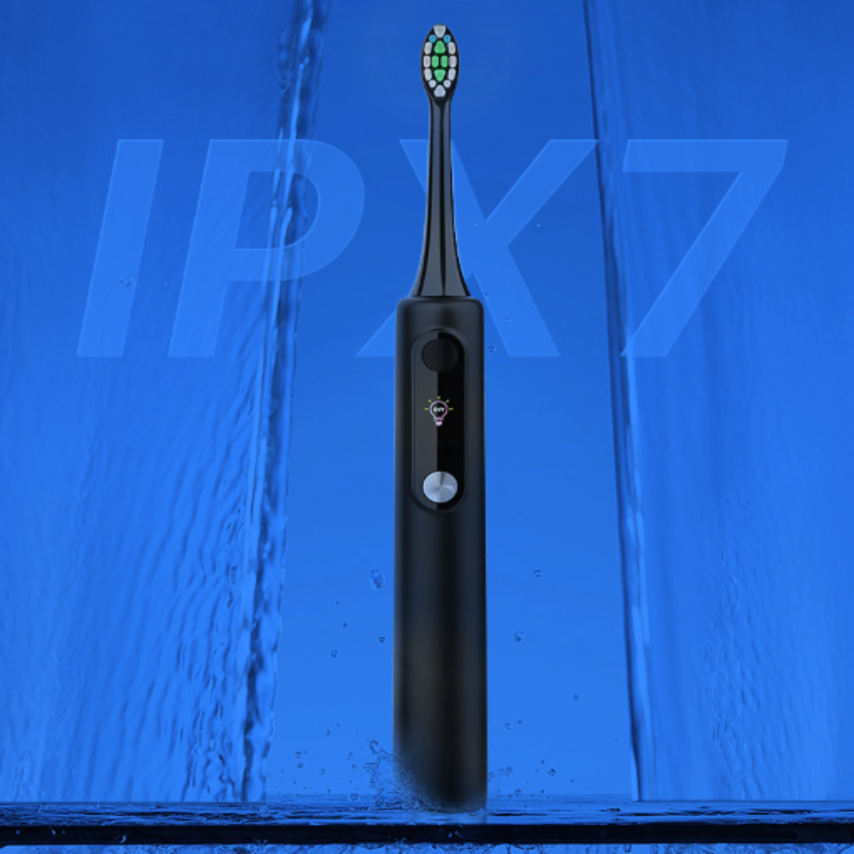 Schwarze Zahnbürste mit IPX7-Text vor blauem Wasserhintergrund.