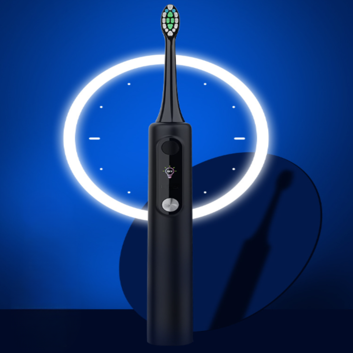 Schwarze elektrische Zahnbürste mit weißem Kreislicht und blauem Hintergrund.