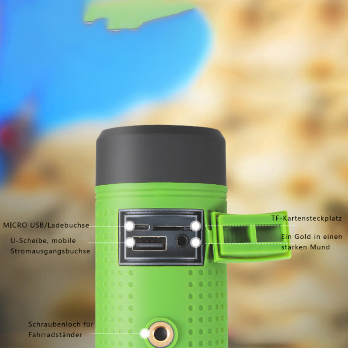 Grüner Lautsprecher mit Anschlüssen und Beschriftungen. Offenes Fach zeigt Micro-USB, U-Disk und TF-Karten.