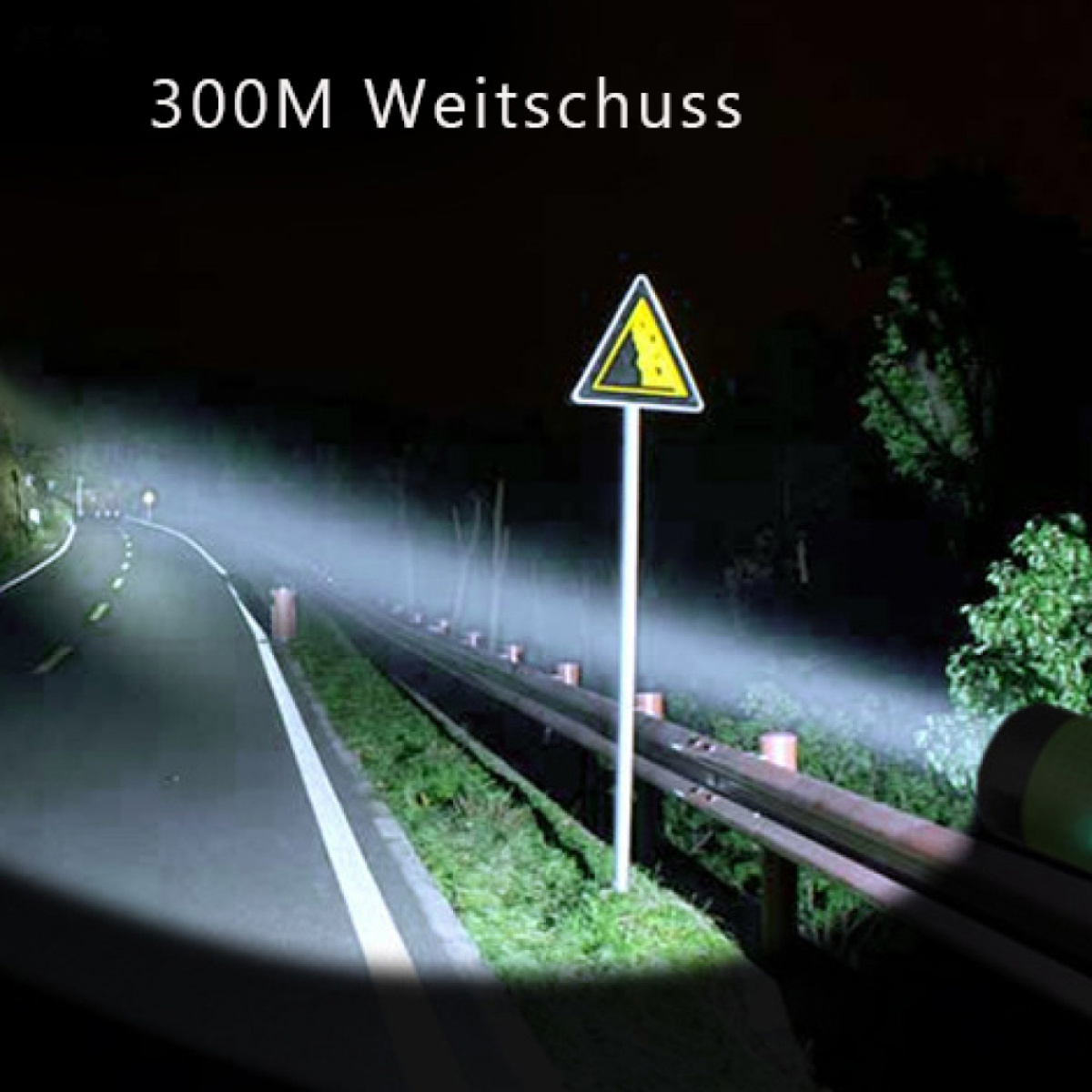 Eine Straße bei Nacht, mit einem Warnschild, das von Scheinwerfern beleuchtet wird. Text: 300M Weitschuss.