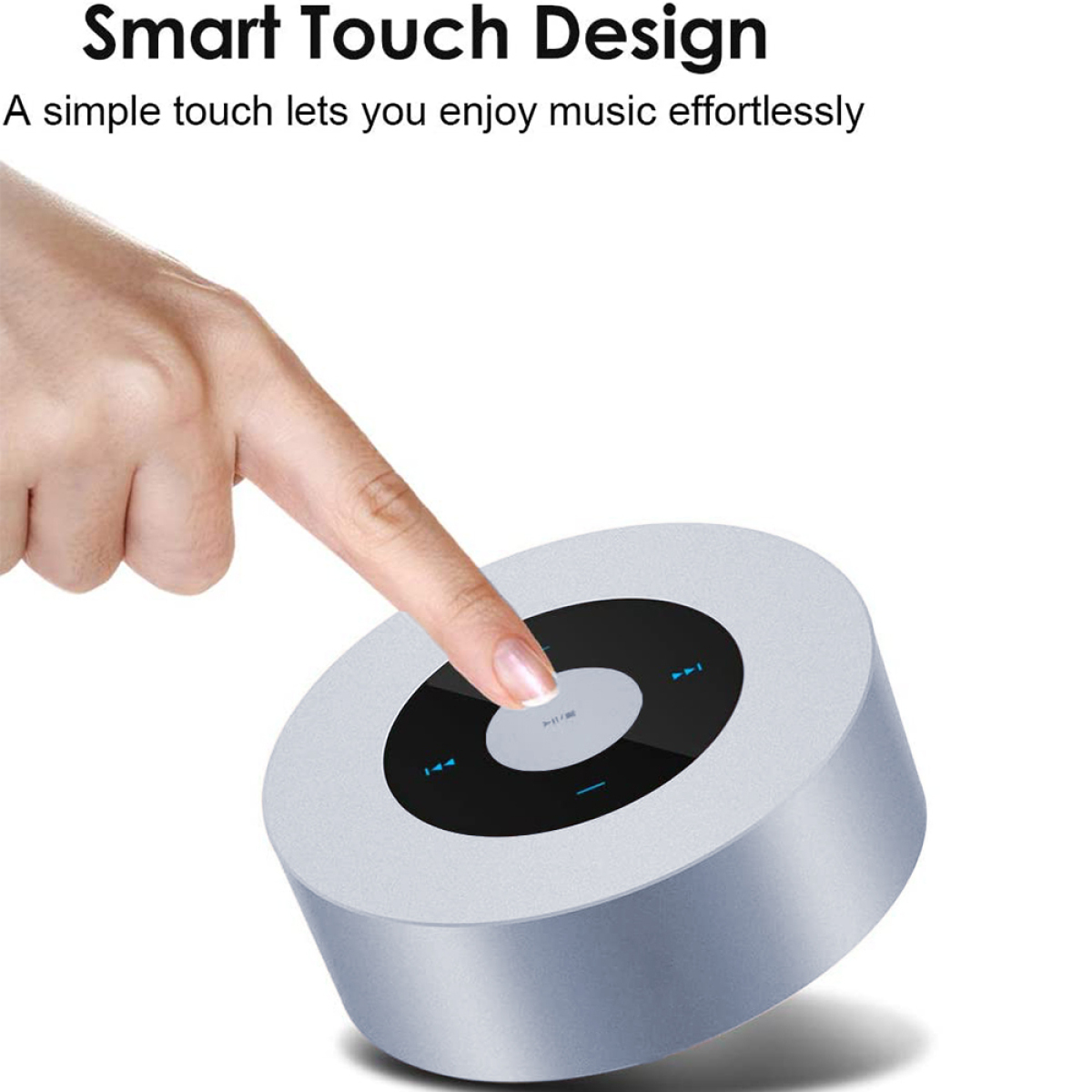 Ein Finger drückt die mittlere Taste auf einem silbernen, kreisförmigen Smart-Lautsprecher.