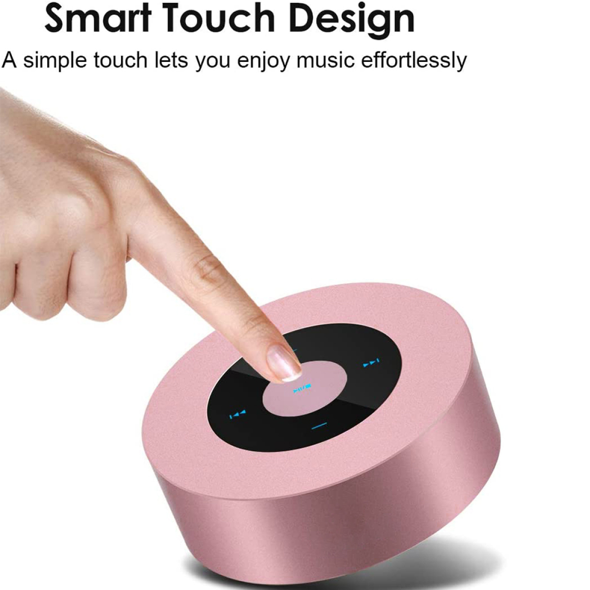 Ein Finger drückt die mittlere Taste auf einem pinkfarbenen, kreisförmigen Smart-Lautsprecher.