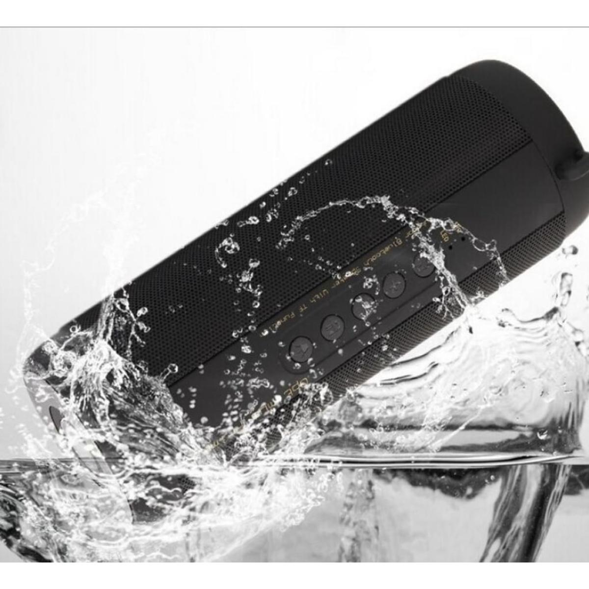 Schwarzer, zylindrischer, wasserdichter Lautsprecher im Wasser. Wasser spritzt um den Lautsprecher.