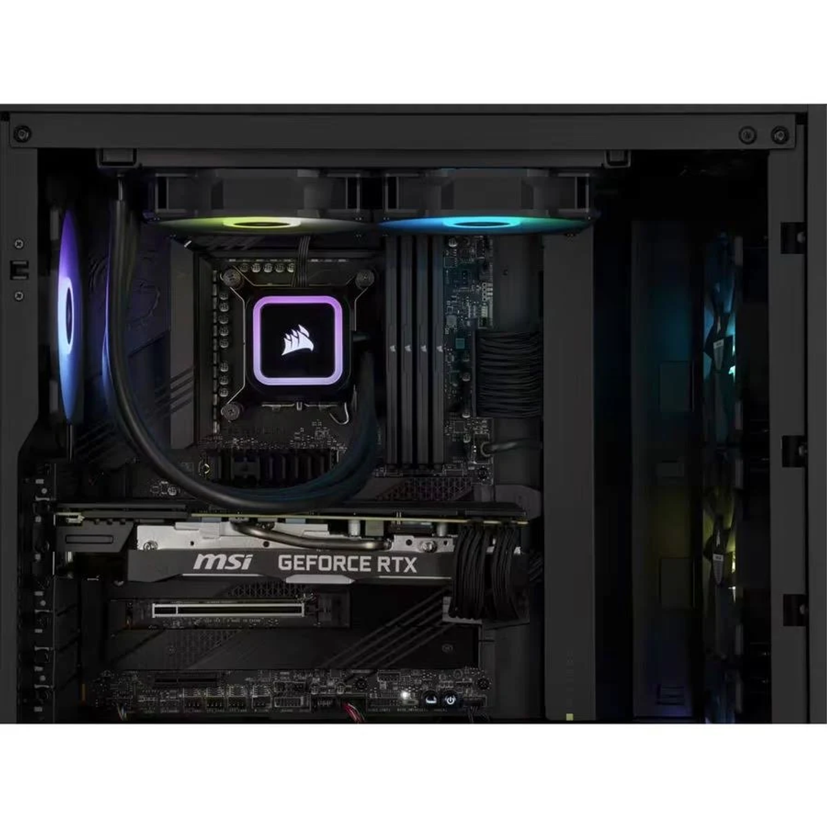Dissipatore CPU Akasa con pale della ventola e clip di montaggio su sfondo bianco.