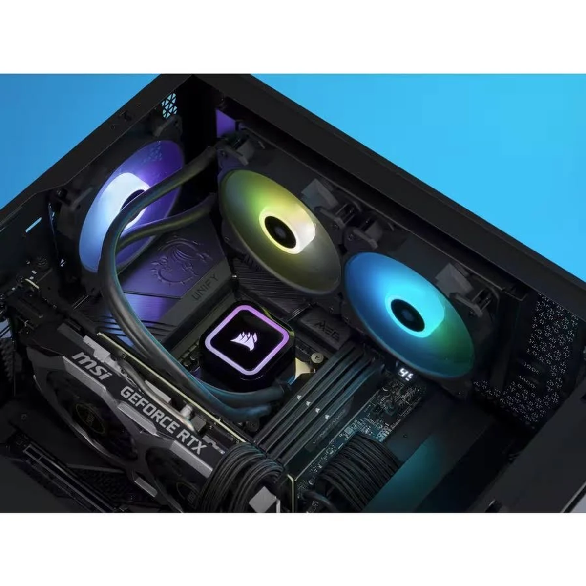 Componenti PC. Dissipatore a liquido con ventole, scheda grafica MSI, waterblock Corsair e varie parti interne.