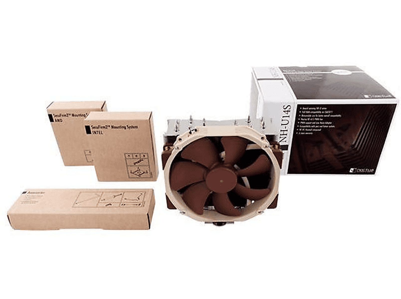 Chłodzenie procesora Noctua i akcesoria. Brązowy wentylator, dwa pudełka i jedno pudełko z akcesoriami na białym tle.