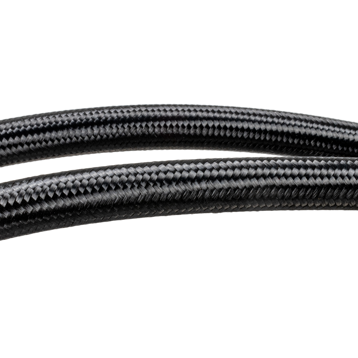 Dwa czarne, plecione węże. Zbliżenie. Teksturowana powierzchnia. Na białym tle.