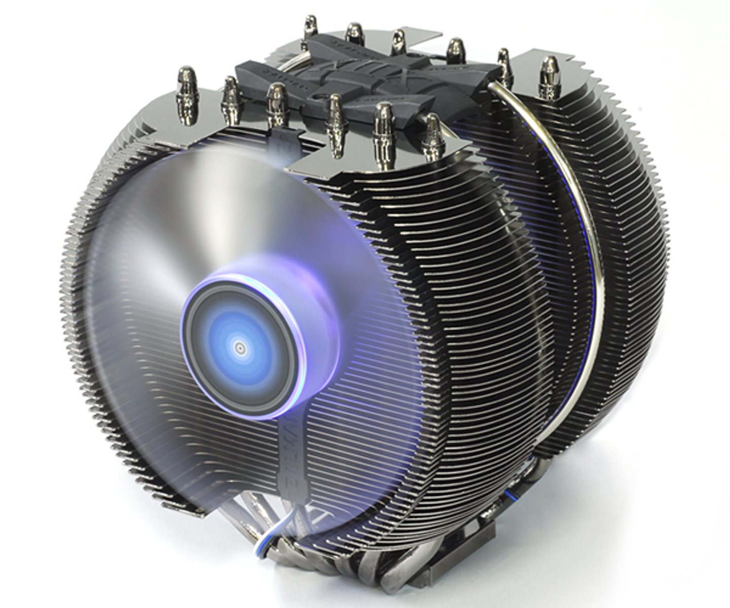 Dissipatore CPU del computer con ventola e dissipatore di calore, illuminato con luce blu.