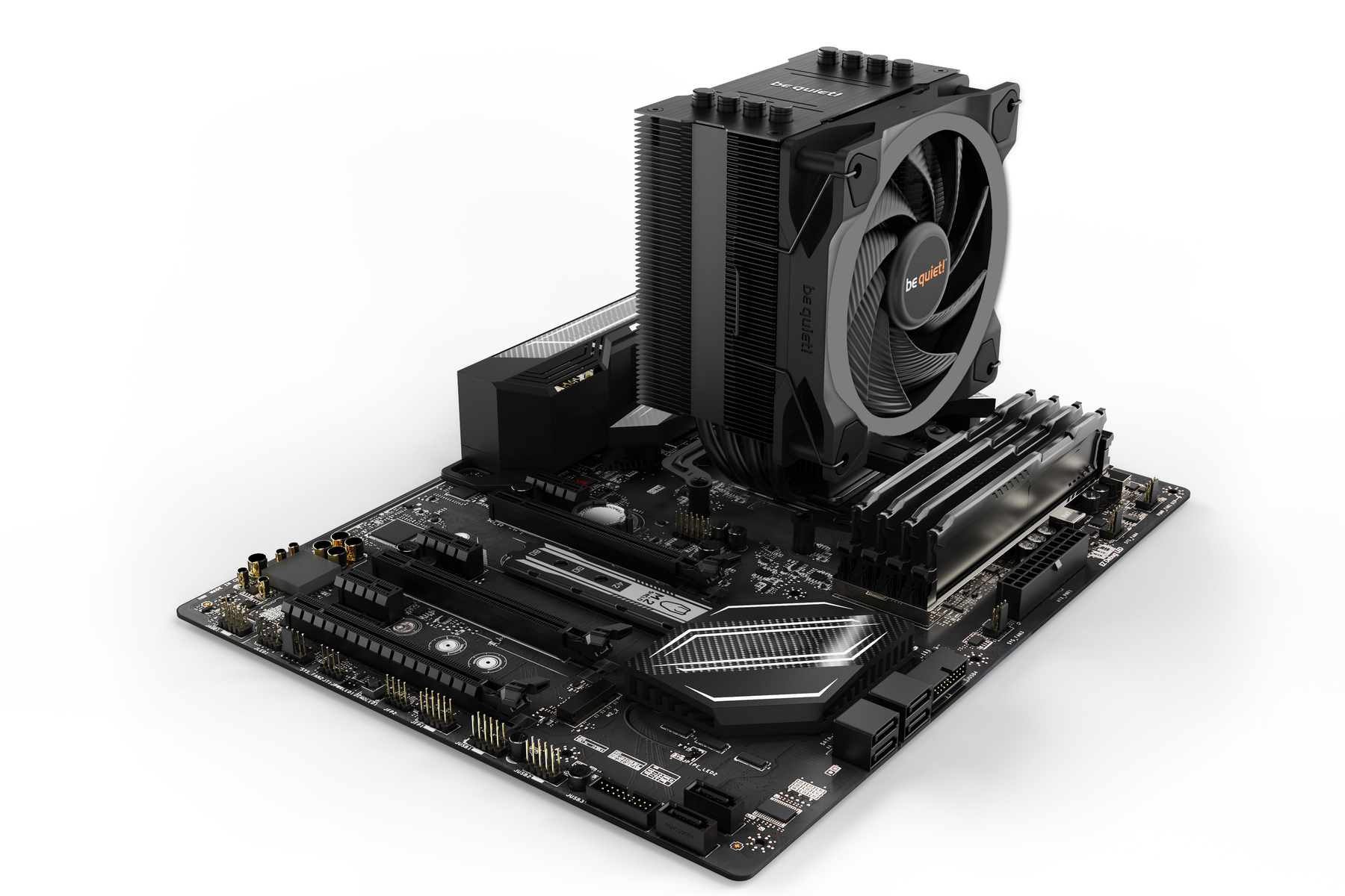 Dissipatore CPU nero installato su una scheda madre. Lo sfondo è bianco.