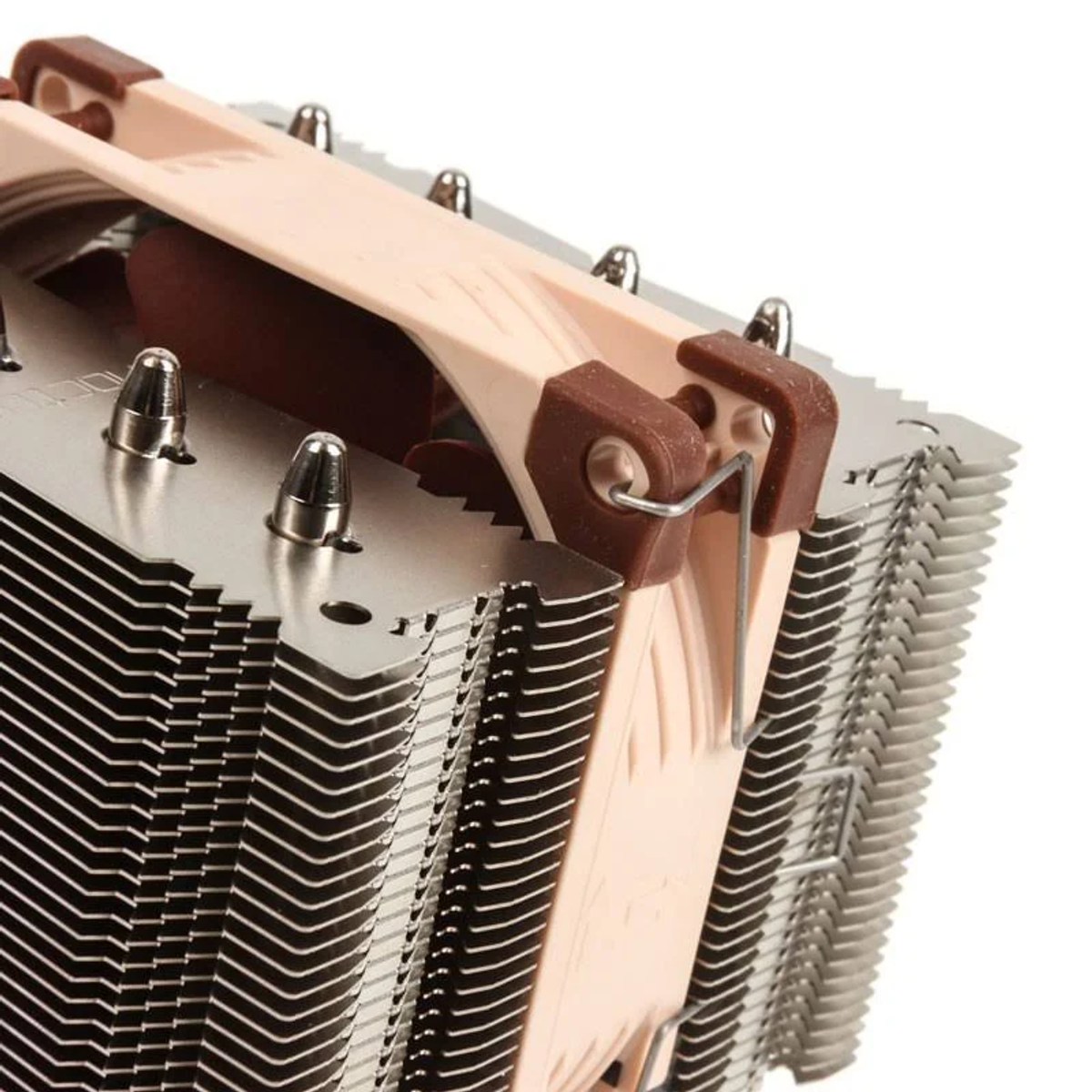 Nahaufnahme von CPU-Kühler-Lamellen und Heatpipes. Braun und Silberfarben.