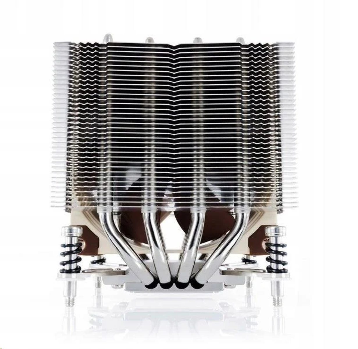 CPU-Kühler mit mehreren Aluminiumrippen und Kupfer-Heatpipes.