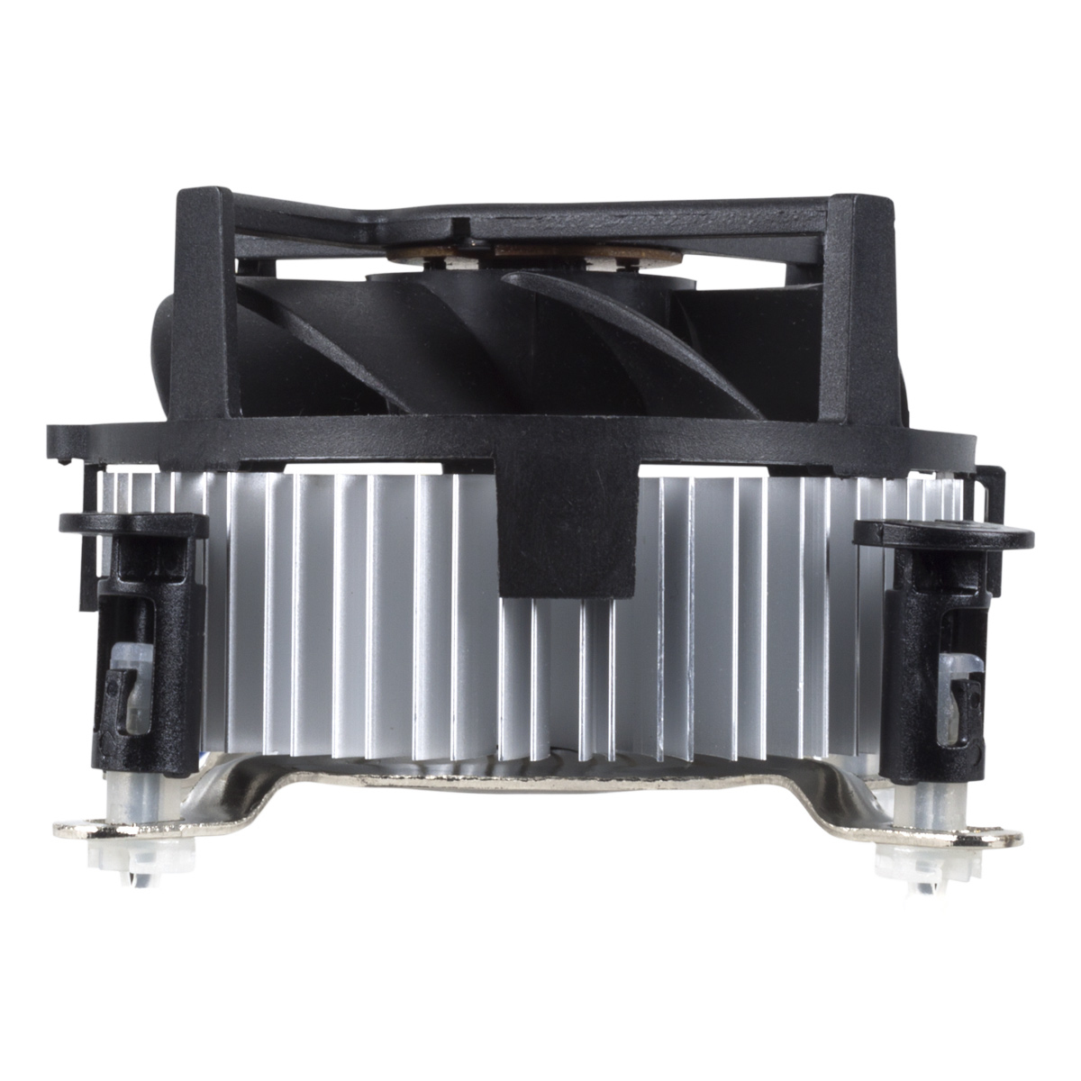 Chłodnica procesora. Wentylator jest czarny, z srebrnymi żeberkami. Białe tło.