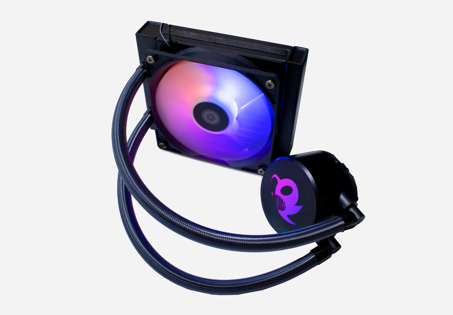 Enfriador de agua para PC con tubos negros, una bomba negra y un ventilador con luces coloridas. Fondo blanco.