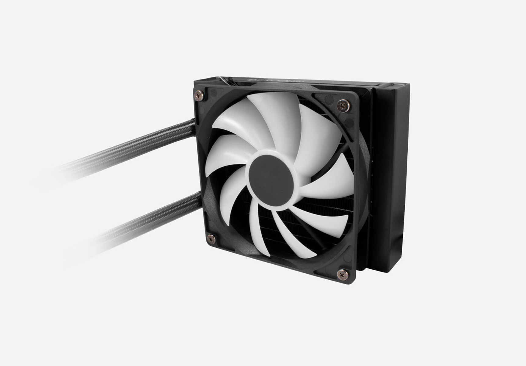 Un enfriador líquido negro con un ventilador que tiene aspas blancas. Se conecta con dos tubos.